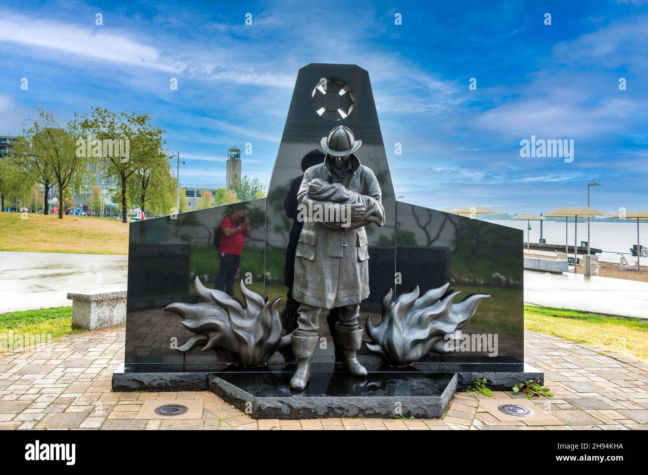 Denkmal oder Denkmal für die Toronto Fallen Firefighters in Queens Quay West.Nov 22, 2021 Stockfoto