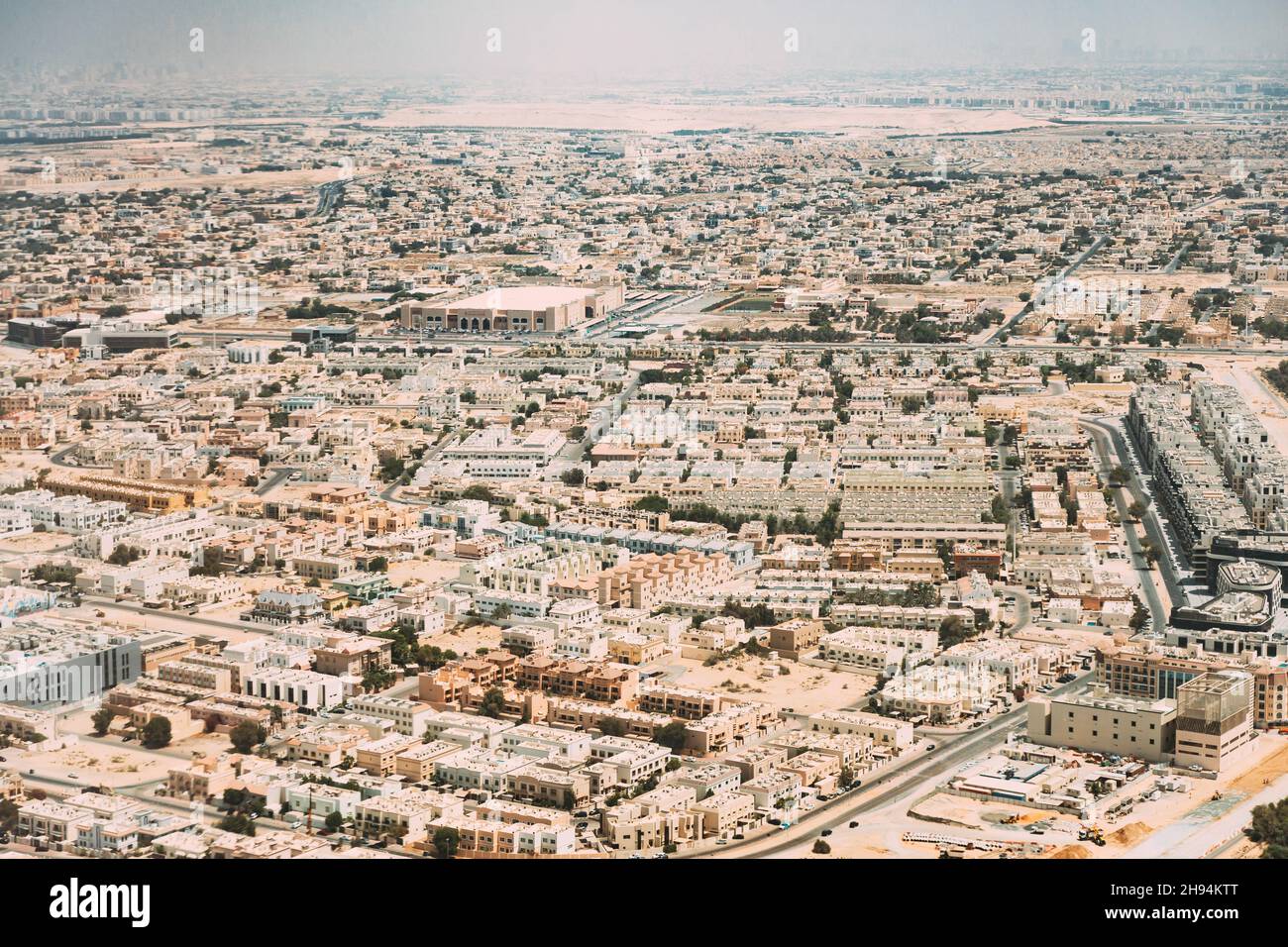 Luftaufnahme Des Stadtbildes Von Dubai Vom Fenster Des Flugzeugs. Vereinigte Arabische Emirate Stockfoto