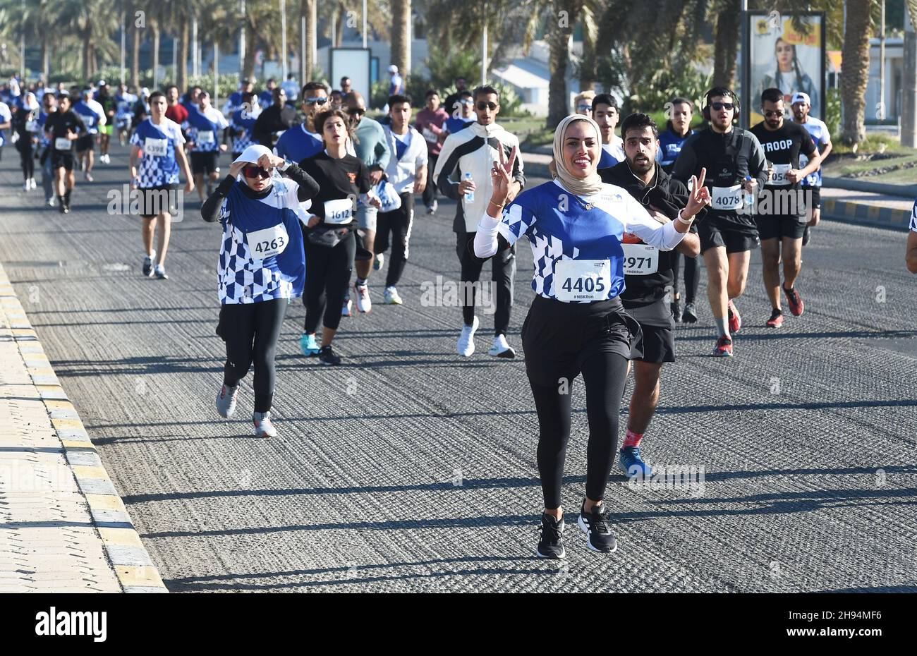 Kuwait. 4th Dez 2021. Menschen nehmen an einem Marathon in Kuwait-Stadt, Kuwait, am 4. Dezember 2021 Teil.Quelle: Asad/Xinhua/Alamy Live News Stockfoto