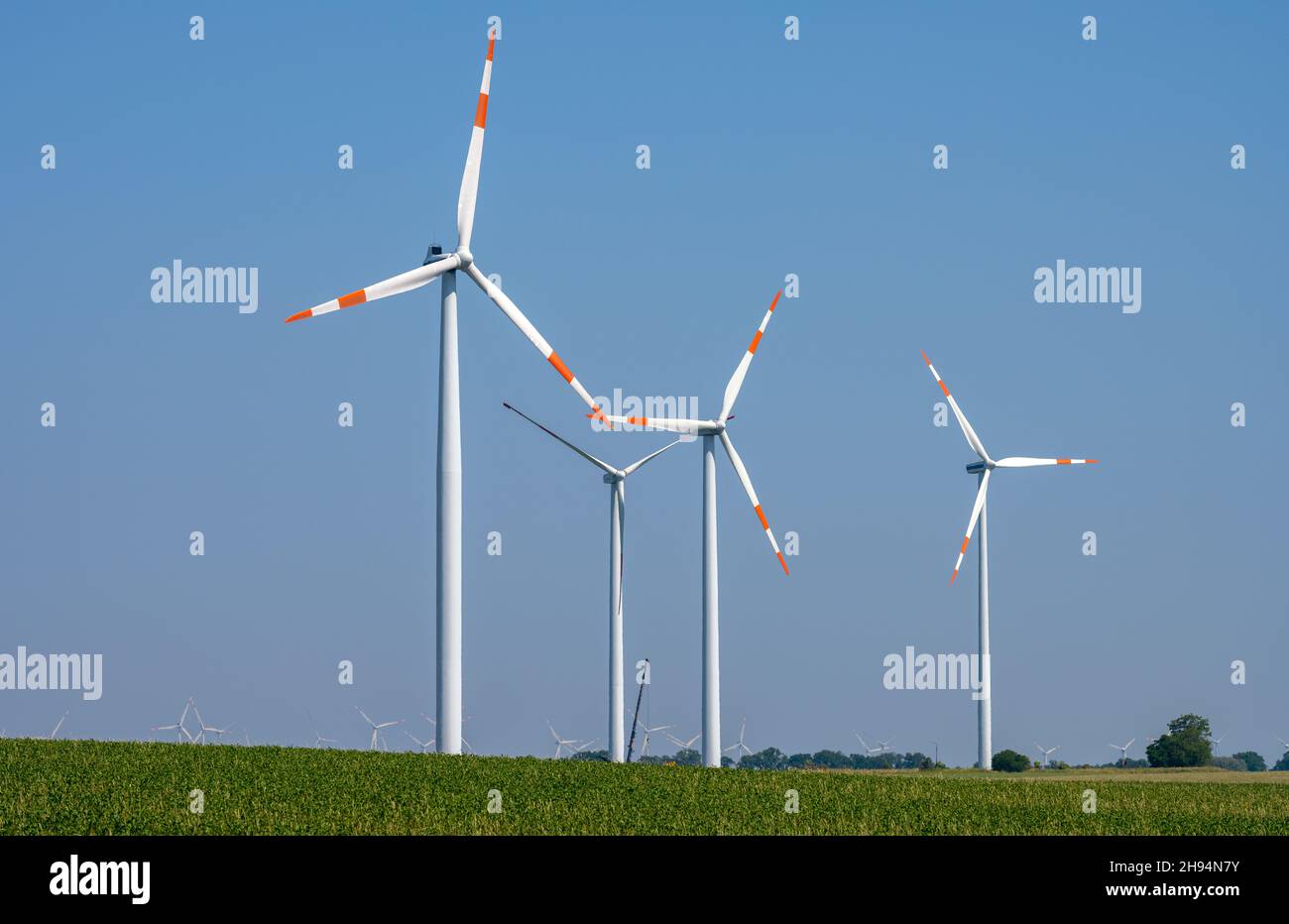 Moderne Windkraftanlagen mit einem klaren blauen Himmel, wie man ihn in Deutschland sieht Stockfoto
