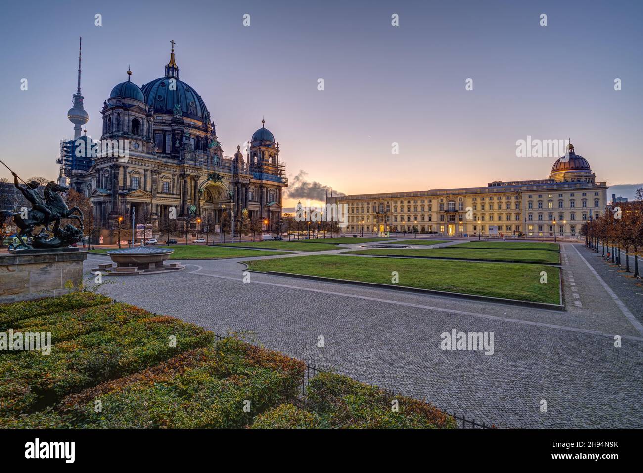 Der Lustgarten in Berlin im Morgengrauen mit dem Fernsehturm, dem Dom und dem Stadtpalast Stockfoto