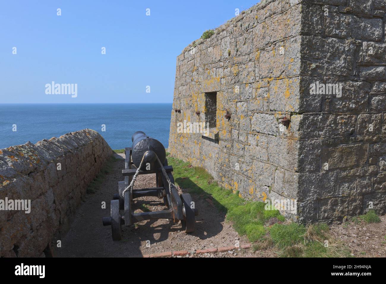 The Battery, eine Nebelwarnstation mit Kanonen auf den Klippen von Lundy Island, Bristol Channel, Devon, England, Großbritannien Stockfoto