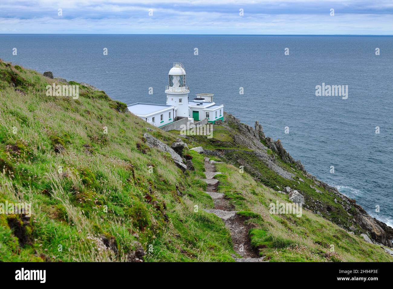 Lundy Island, Bristol Channel, Devon, England, Großbritannien. Leuchtturm des Nordlichts, der auf Klippen über dem Meer thront Stockfoto