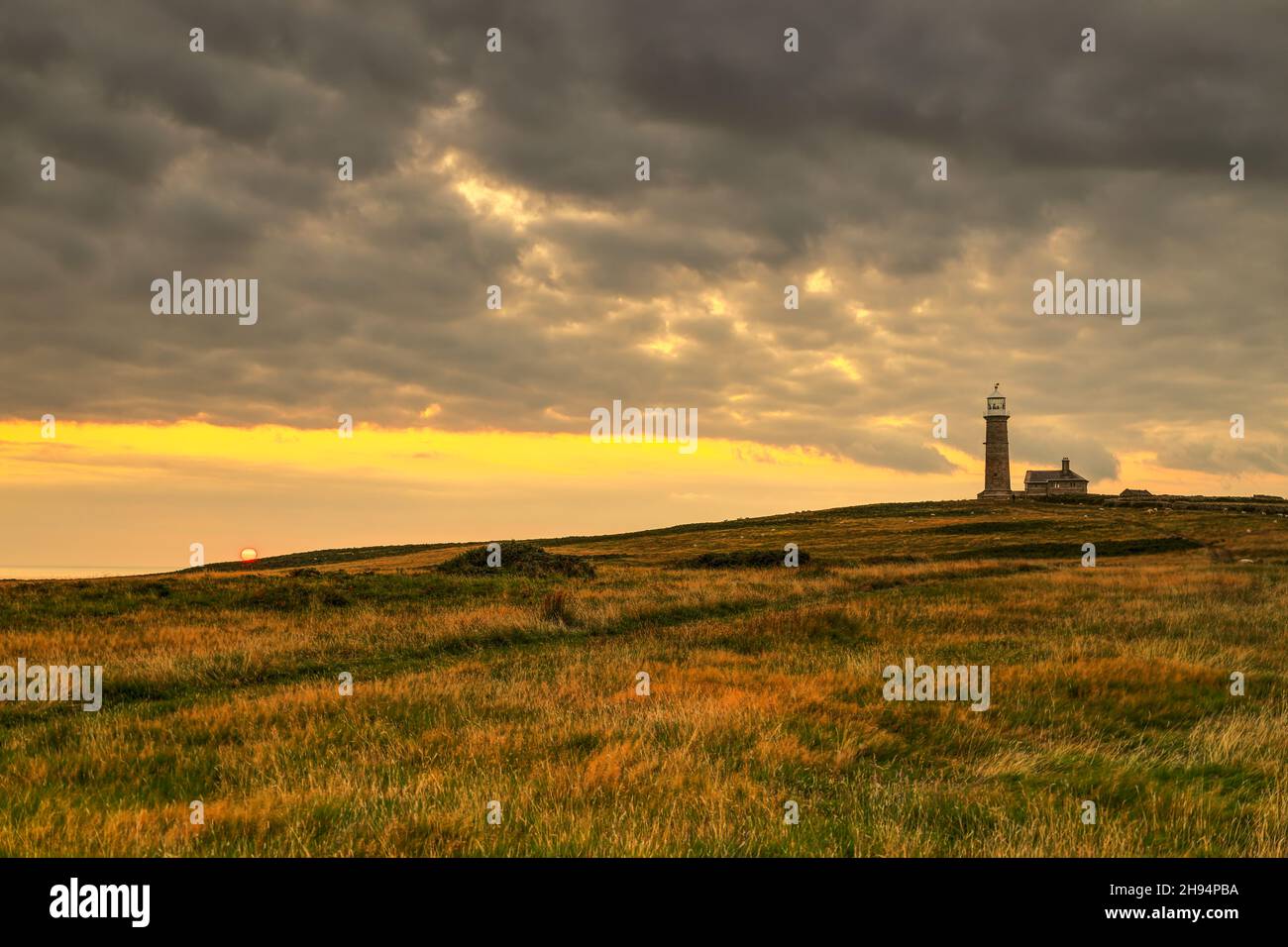 Lundy Island, Bristol Channel, Devon, England, Großbritannien - der Leuchtturm und das Häuschen des Leuchtturmwärters Stockfoto