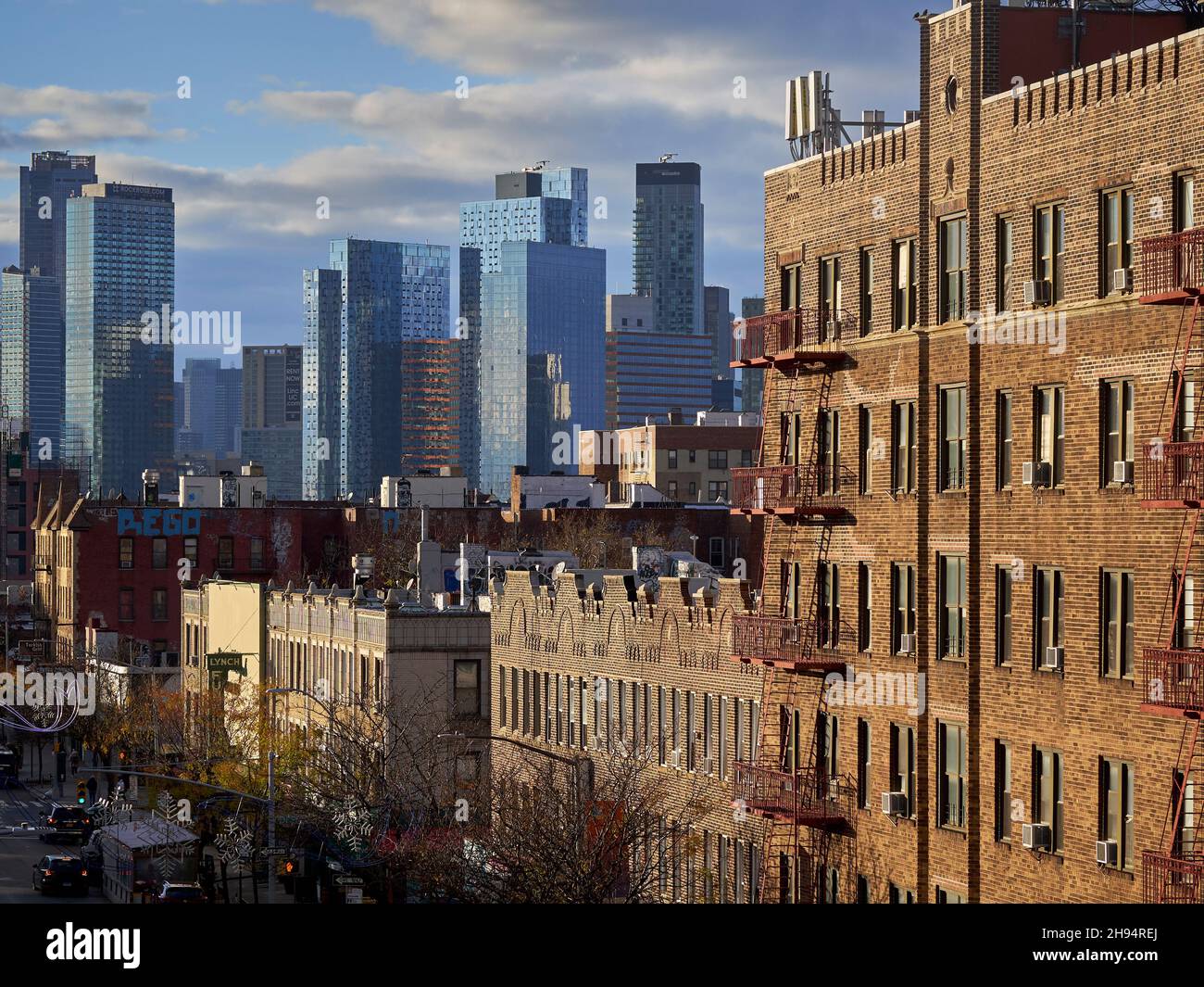 Die Skyline von Long Island City, Queens von der U-Bahnstation 46th Street in Sunnyside aus gesehen. Stockfoto