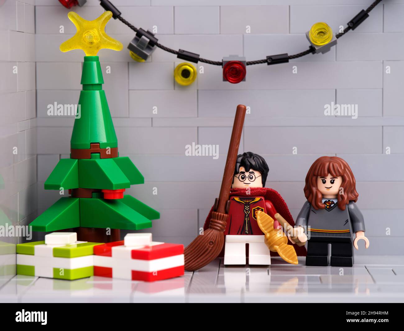 Tambow, Russische Föderation - 01. Dezember 2021 Lego Harry Potter und Hermine Granger Minifiguren stehen neben einem Weihnachtsbaum mit Geschenk Stockfoto