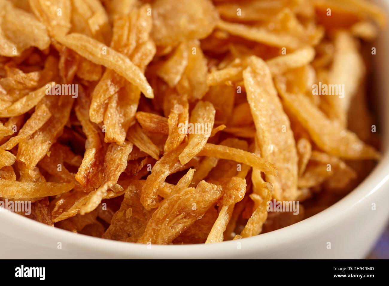 Pommes frittierte rote Zwiebeln Stockfoto