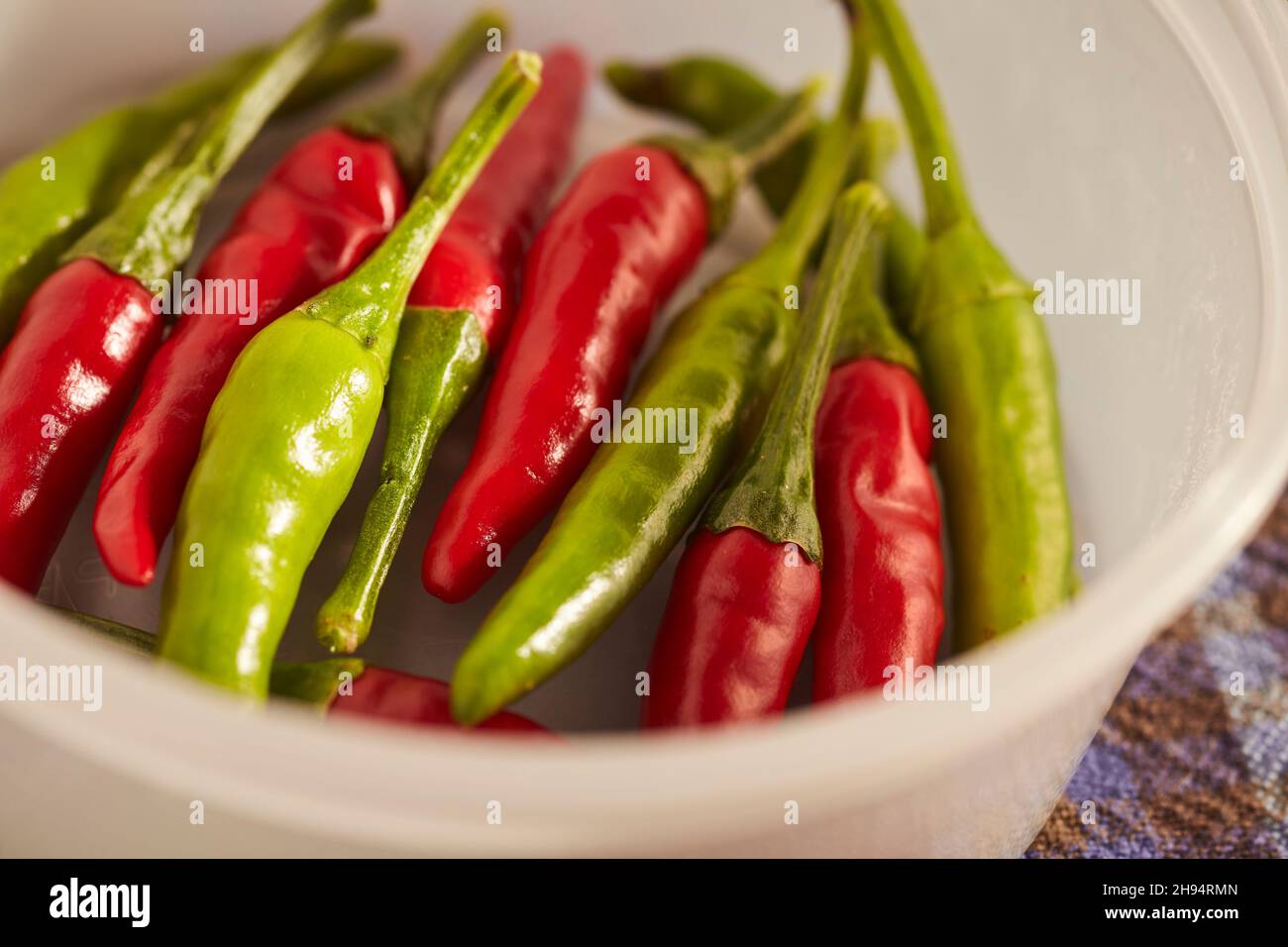 Ganze, frische thailändische Chilischoten, fertig zum Kochen Stockfoto