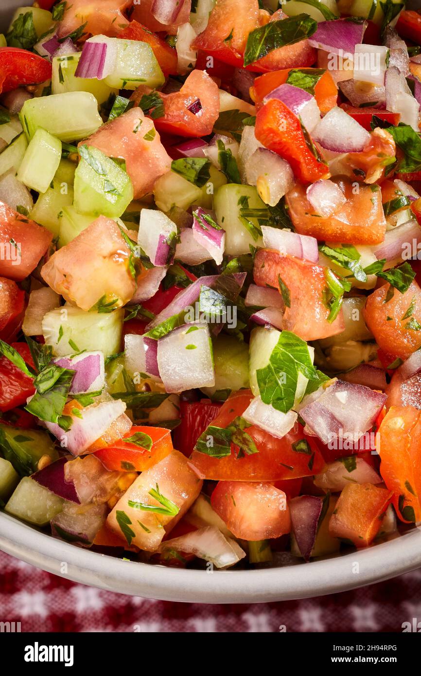 Eine Schüssel mit israelischem Salat, manchmal als „gehackter Salat“ bezeichnet. Stockfoto