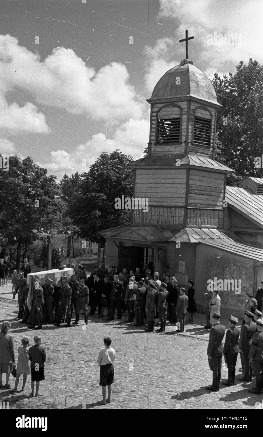 Warszawa, 1947-07-17. Pogrzeb gen. Lucjana ¯eligowskiego na Cmentarzu Wojskowym na Pow¹zkach. NZ. Wyprowadzenie trumny z cia³em na cmentarz. bk/gr PAP Warschau, 17. Juli 1947. Staatsbegräbnis für General Lucjan Zeligowski auf dem Militärfriedhof Powazki. Im Bild: Soldaten bewegen den Sarg aus der Kapelle. bk/gr PAP Stockfoto