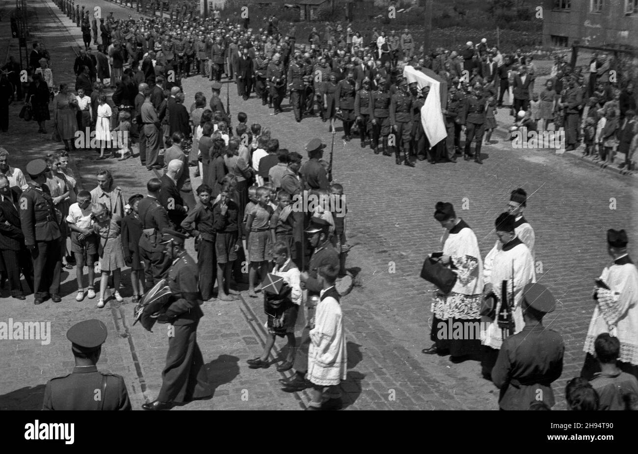 Warszawa, 1947-07-17. Pogrzeb gen. Lucjana ¯eligowskiego na Cmentarzu Wojskowym na Pow¹zkach. NZ. Konduct ¿a³obny. bk/gr PAP Warschau, 17. Juli 1947. Staatsbegräbnis für General Lucjan Zeligowski auf dem Militärfriedhof Powazki. Im Bild: Die Trauerprozession. bk/gr PAP Stockfoto