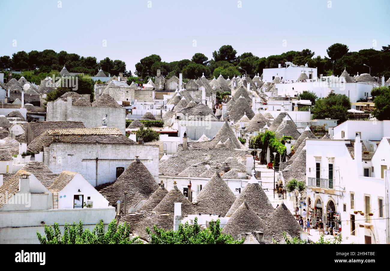 IAlberobello ist eine Stadt in Apulien, Italien. Es ist bekannt für die Trulli, weiße kegelförmige Steingebäude, die von den Hunderten auf dem Hügel vorhanden sind Stockfoto