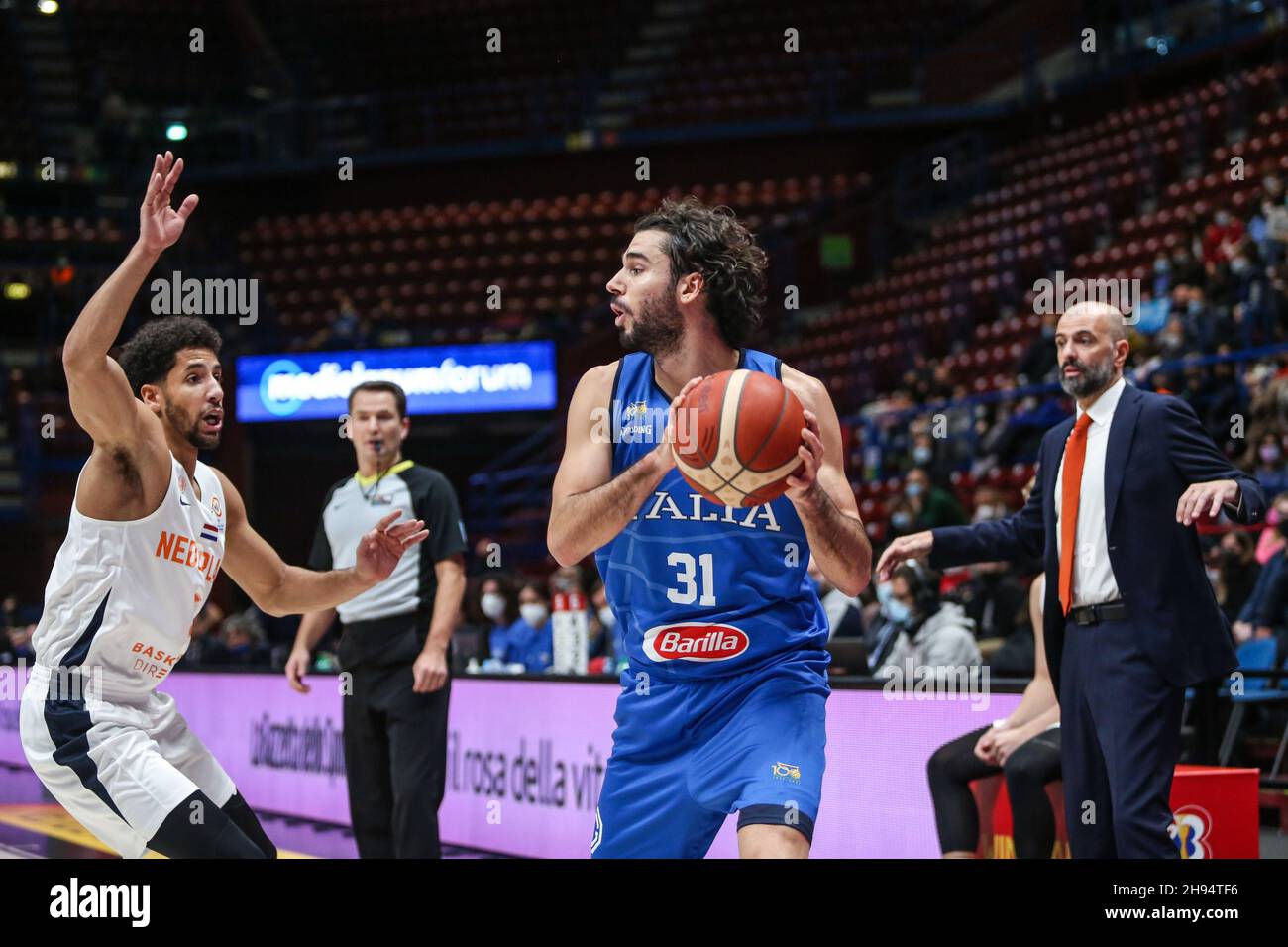 29. November 2021, Assago, Mailand, Italien: Michele Vitali (Italien) und Leon Williams (Niederlande) im Einsatz am zweiten Tag der FIBA Basketball-WM-Europameisterschaft. (Bild: © Davide Di Lalla/Pacific Press via ZUMA Press Wire) Stockfoto