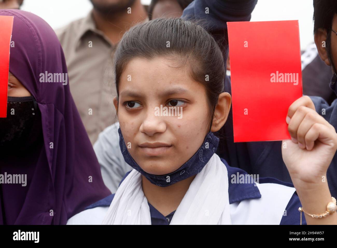 Dhaka, Bangladesch - 04. Dezember 2021: Studenten, die für sicherere Straßen protestierten, veranstalteten in Rampura in Dhaka ein Programm, um den Beteiligten rote Karten zu zeigen Stockfoto