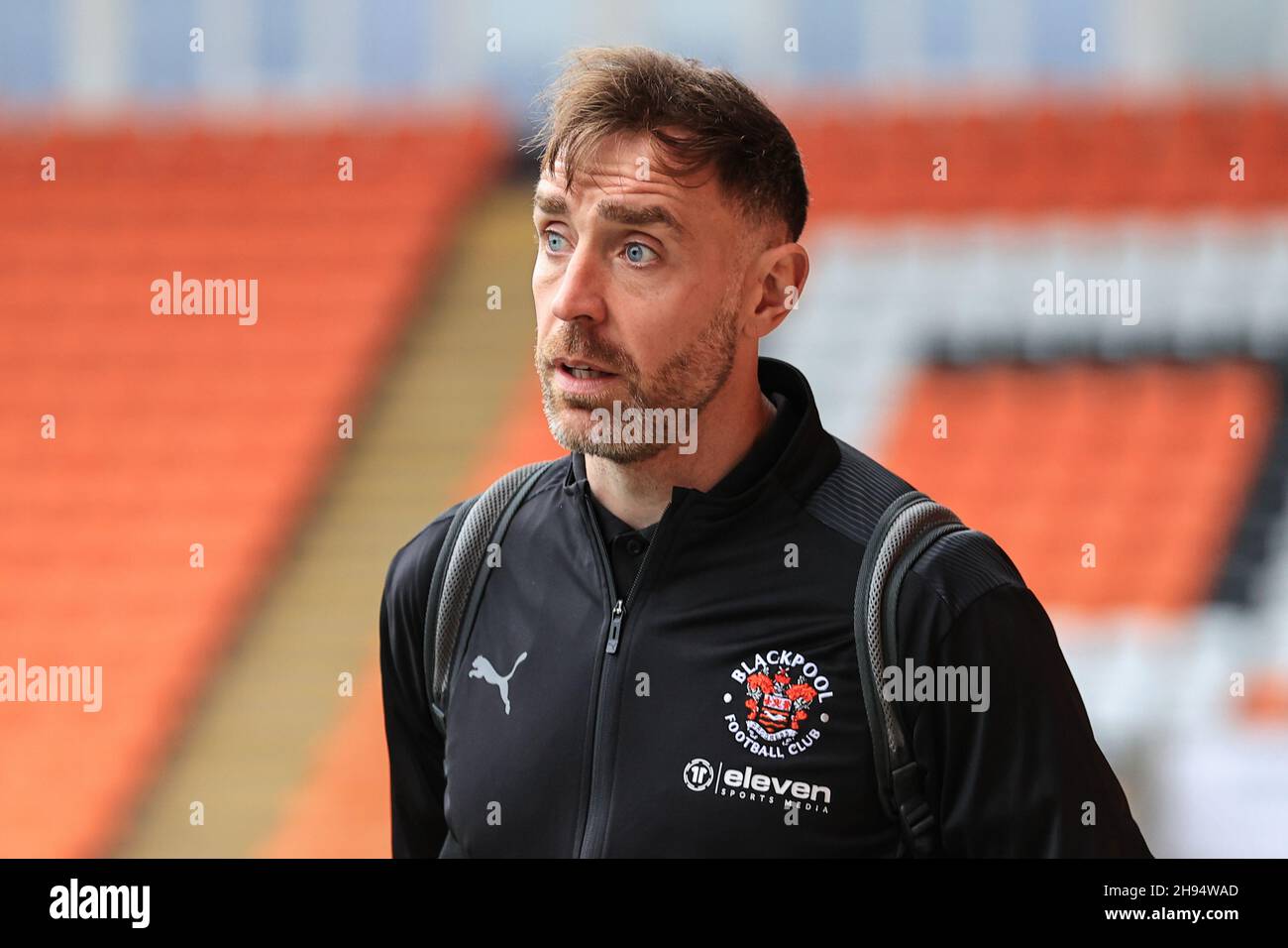 Blackpool, Großbritannien. 04th Dez 2021. Richard Keogh #26 von Blackpool kommt am 12/4/2021 in der Bloomfield Road in Blackpool, Großbritannien an. (Foto von Mark Cosgrove/News Images/Sipa USA) Quelle: SIPA USA/Alamy Live News Stockfoto