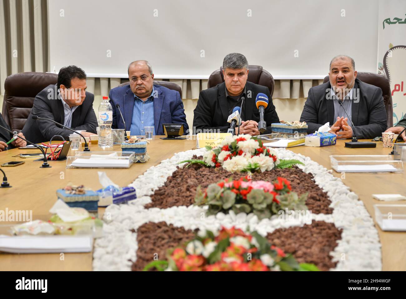 Mansour Abbas (United Arab List/Raám), Ahmad Tibi (Joint List/Ta'al), Ayman Odeh (Joint List/Hadash) und Osama Saadi (Joint List/Ta'al) bei einer Pressekonferenz am Freitagabend im israelischen Umm Al-Fahm 3 im Bezirk Umm Al-Fahm 2021.Gewalt und Zusammenstöße eskalierten, Polizeikräfte waren in die Nachbarschaft eingedrungen. Verwendung von Teergas, um die Kontrolle über den Standort zu erlangen. (Foto: Matan Golan/Sipa USA) Quelle: SIPA USA/Alamy Live News Stockfoto