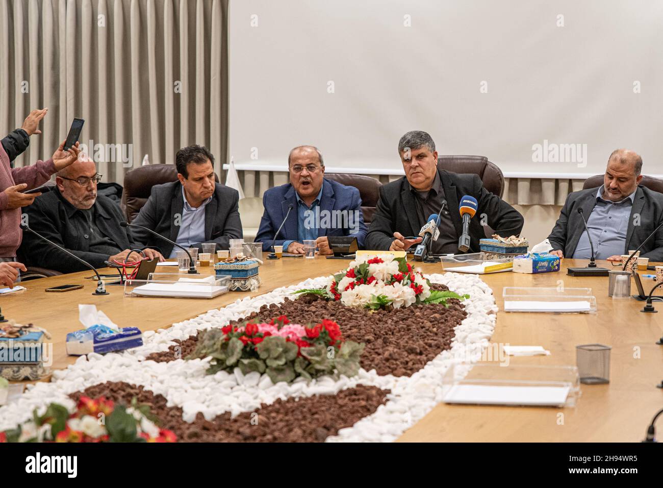 Mansour Abbas (United Arab List/Raám), Ahmad Tibi (Joint List/Ta'al), Ayman Odeh (Joint List/Hadash) und Osama Saadi (Joint List/Ta'al) bei einer Pressekonferenz am Freitagabend im israelischen Umm Al-Fahm 3 im Bezirk Umm Al-Fahm 2021.Gewalt und Zusammenstöße eskalierten, Polizeikräfte waren in die Nachbarschaft eingedrungen. Verwendung von Teergas, um die Kontrolle über den Standort zu erlangen. (Foto: Matan Golan/Sipa USA) Quelle: SIPA USA/Alamy Live News Stockfoto