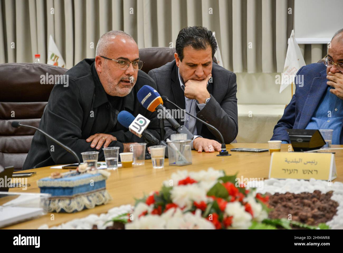 Mansour Abbas (United Arab List/Raám), Ahmad Tibi (Joint List/Ta'al), Ayman Odeh (Joint List/Hadash) und Osama Saadi (Joint List/Ta'al) bei einer Pressekonferenz am Freitagabend im israelischen Umm Al-Fahm 3 im Bezirk Umm Al-Fahm 2021.Gewalt und Zusammenstöße eskalierten, Polizeikräfte waren in die Nachbarschaft eingedrungen. Verwendung von Teergas, um die Kontrolle über den Standort zu erlangen. (Foto: Matan Golan/Sipa USA) Quelle: SIPA USA/Alamy Live News Stockfoto