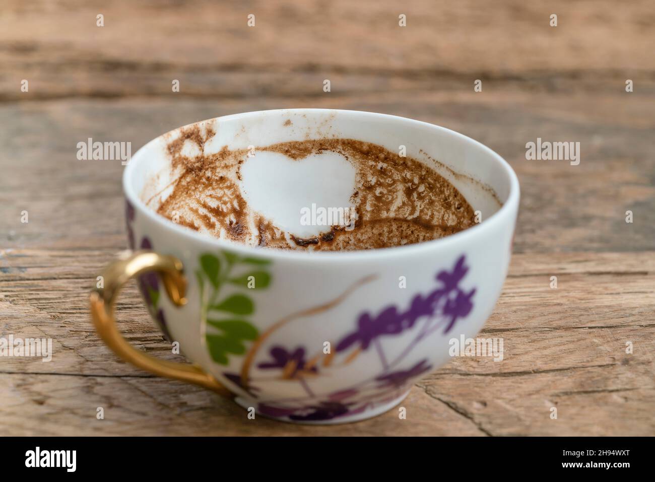 Kaffee-Glück, Herzform in türkischen Kaffeesatz in Tasse für Glück  erzählen. Future Telling ist türkische Tradition in der Türkei aus dem  Boden Stockfotografie - Alamy
