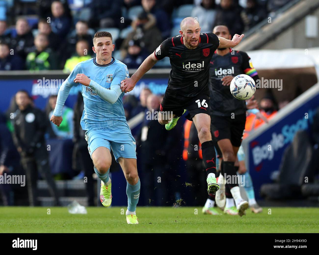 Viktor Gyokeres von Coventry City (links) und Matt Clarke von West Bromwich Albion kämpfen während des Sky Bet Championship-Spiels in der Coventry Building Society Arena, Coventry, um den Ball. Bilddatum: Samstag, 4. Dezember 2021. Stockfoto