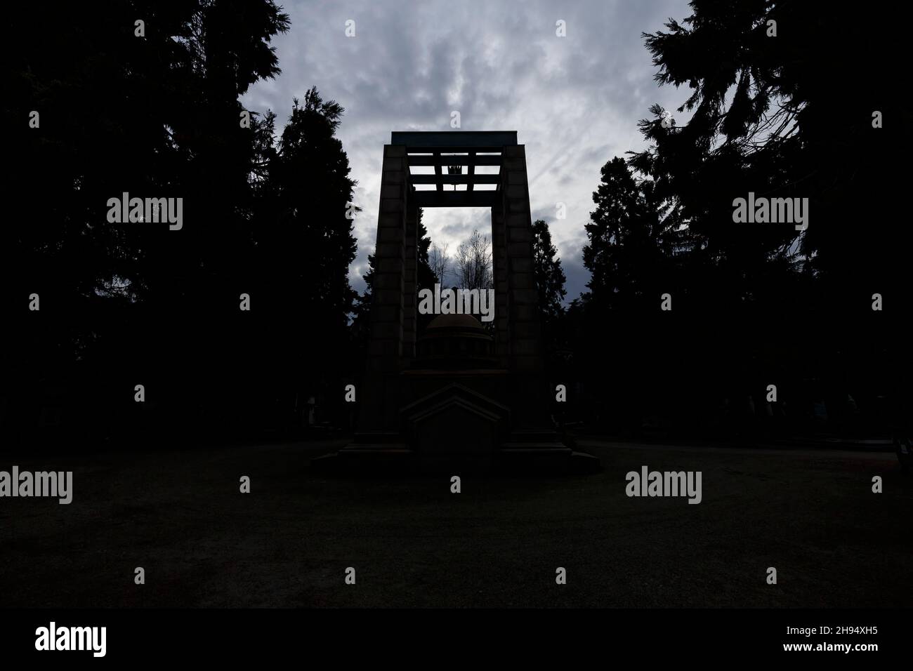 Mailand, Italien - 4. Dezember 2021: Ansicht der Gräber im Cimitero Monumentale in Mailand. Es sind keine Personen sichtbar. Stockfoto