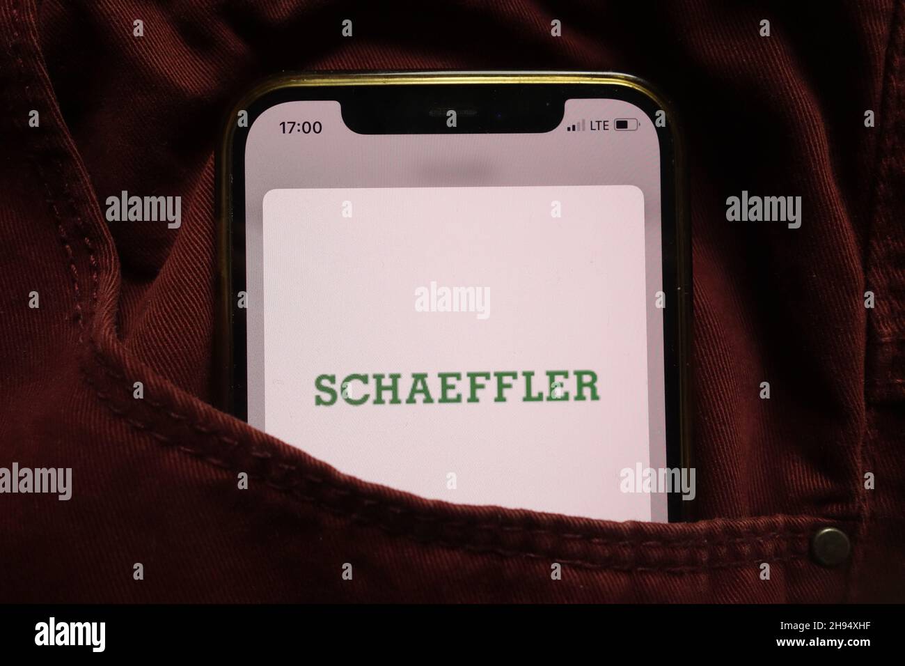 KONSKIE, POLEN - 15. September 2021: Das Logo der Schaeffler Gruppe wird auf dem Mobiltelefon in der Jeanentasche versteckt angezeigt Stockfoto