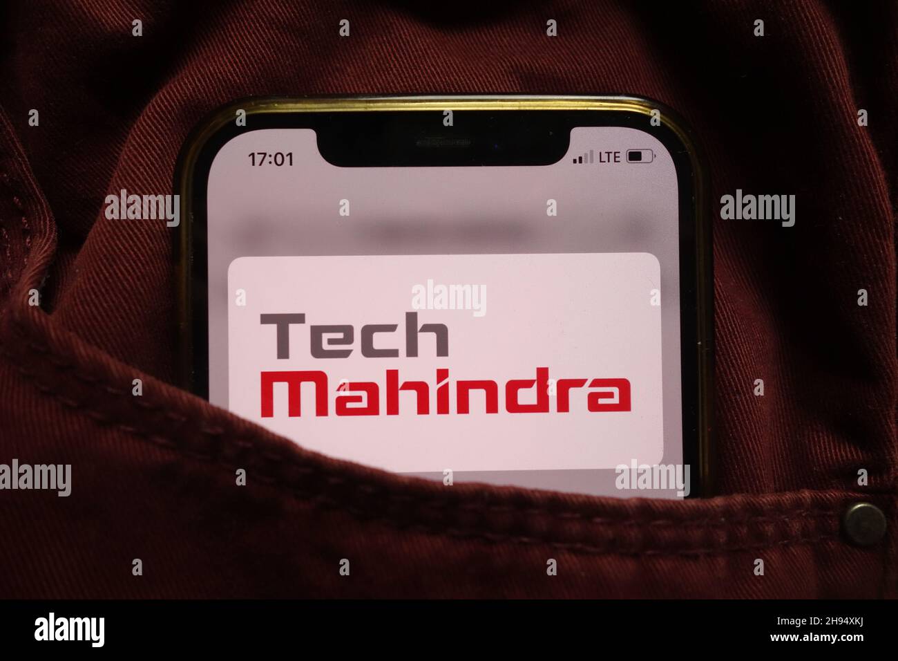 KONSKIE, POLEN - 15. September 2021: Tech Mahindra Limited-Logo auf dem Mobiltelefon, versteckt in der Jeans-Tasche Stockfoto