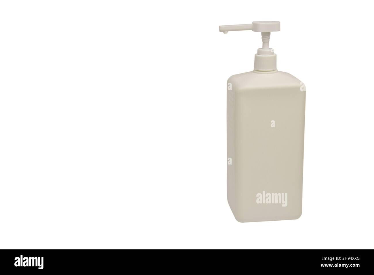 Weißer Kunststoffbehälter für Flüssigkeit mit einem Spender auf weißem Hintergrund zum Abschneiden rechts vom Rahmen. Für den Titel ist ein leerer Platz vorhanden Stockfoto