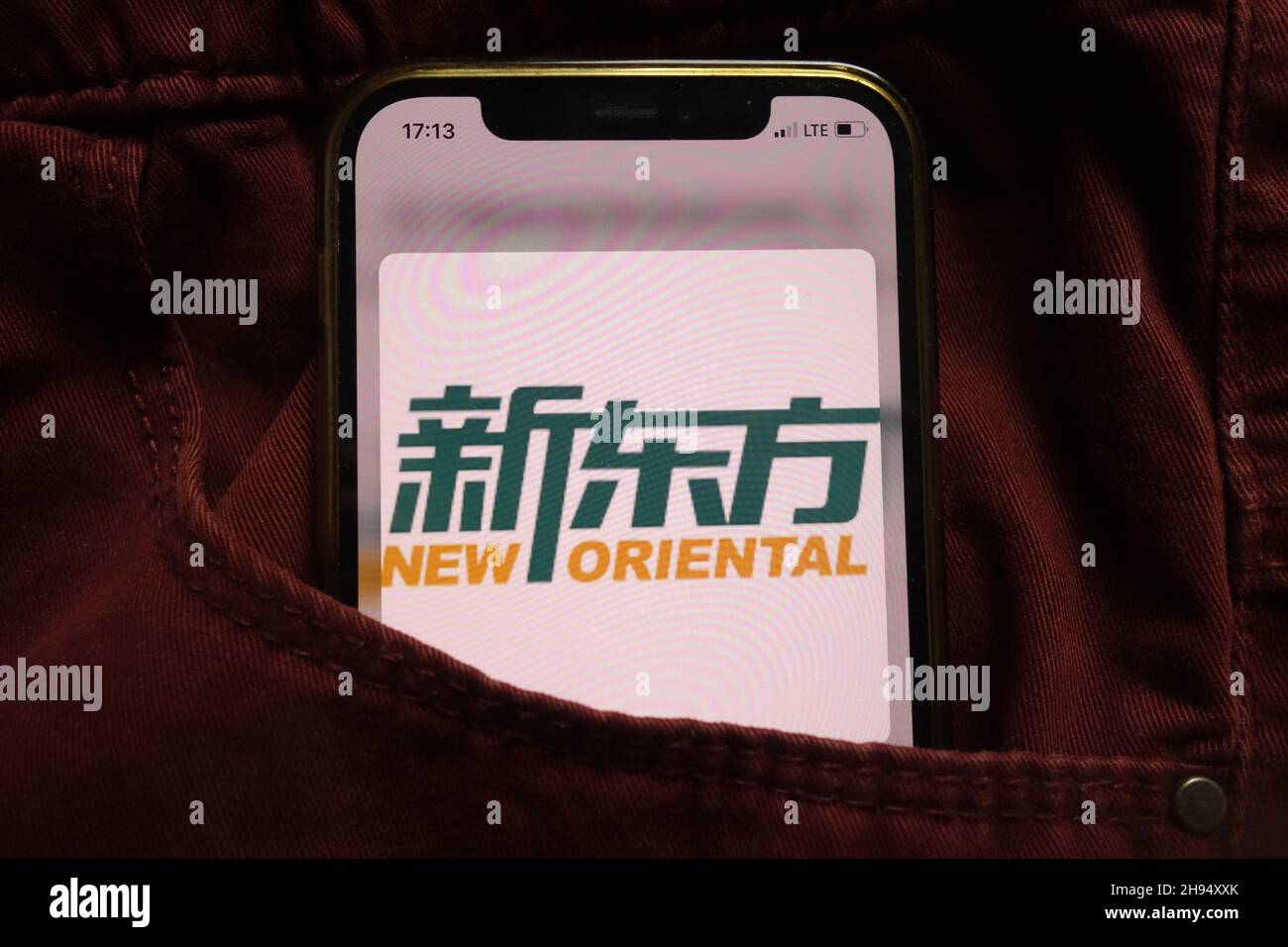 KONSKIE, POLEN - 15. September 2021: Neues Logo der Oriental Education and Technology Group auf dem Mobiltelefon, versteckt in der Jeans-Tasche Stockfoto