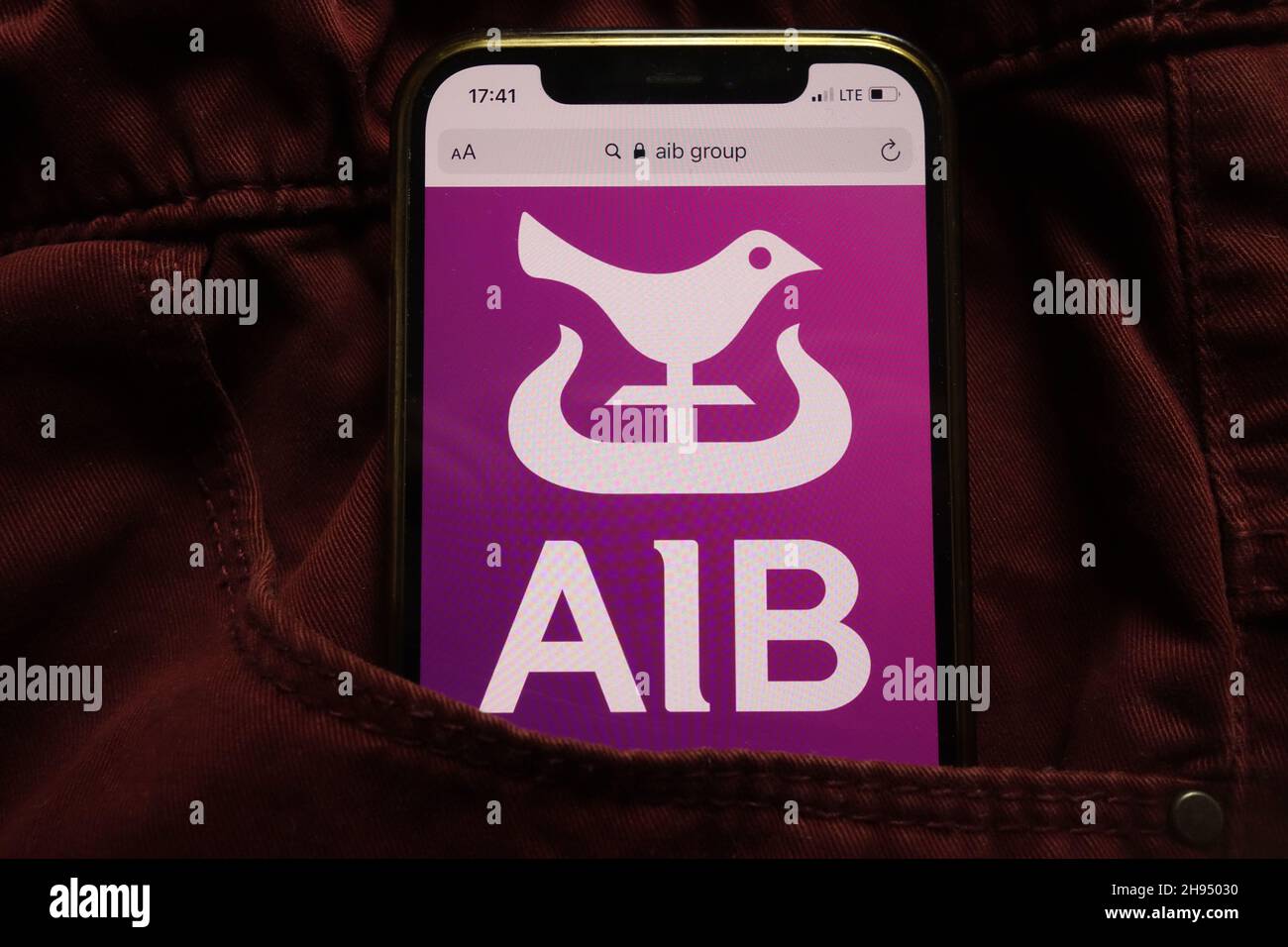 KONSKIE, POLEN - 15. September 2021: Das Logo von Allied Irish Banks plc wird auf dem Mobiltelefon in der Jeanentasche versteckt angezeigt Stockfoto