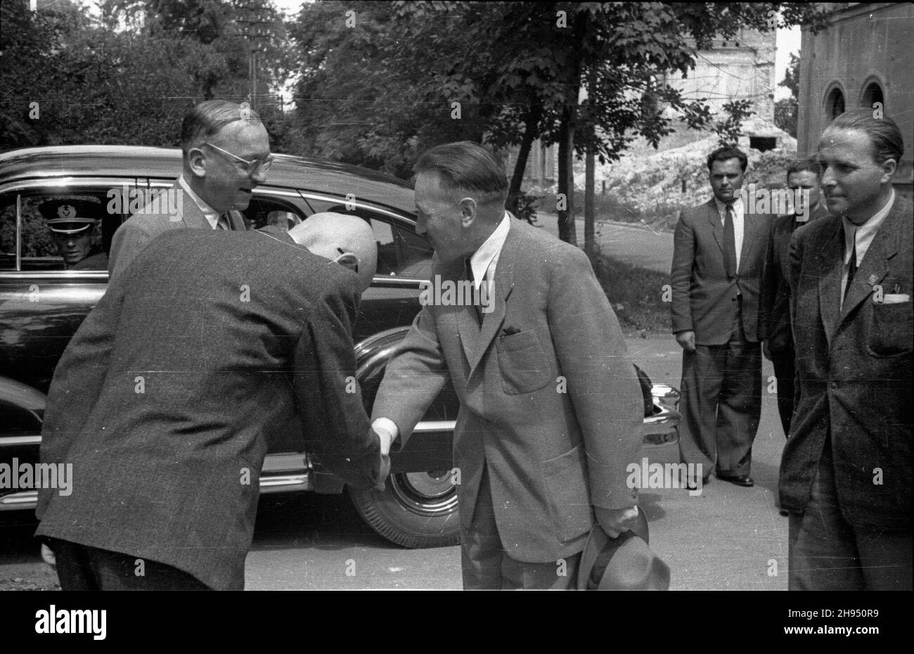 Warszawa, 1947-07-20. Prezydent Boles³aw Bierut i przedstawiciele w³adz w Biurze Odbudowy Stolicy (BOS) na prezentacji poœwiêconej budowie Trasy W-z. Nz. Boles³aw Bierut (3L) wita siê z kierownikiem biura Romanem Piotrowskim (2L) i ministrem odbudowy Micha³em Kaczorowskim (1L). wb PAP Warschau, 20. Juli, 1947-07. Präsident Boleslaw Bierut und Beamte des Warschauer Wiederaufbauamtes (BOS) während einer Präsentation über den Bau der Ost-West-Route (W-Z). Im Bild: Boleslaw Bierut (3rd links) begrüßt BOS-Chef Roman Piotrowski (2nd links) und baut Minister Michal Kaczorowski (1st Stockfoto