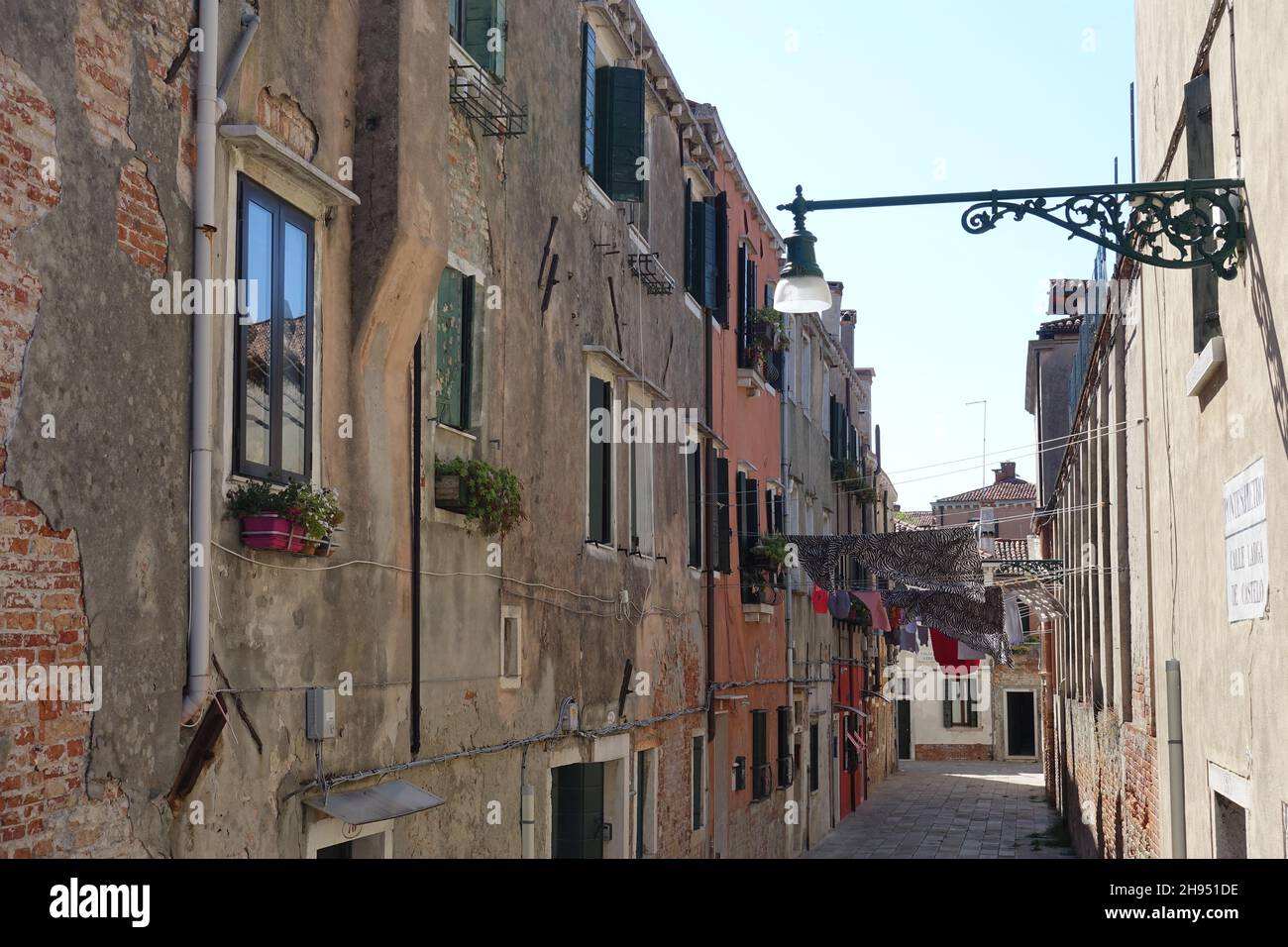 Leere Straßen im Zentrum von Venedig während der Covid-Pandemie im Sommer 2021 - wunderschöne historische Gebäude in Italien Stockfoto