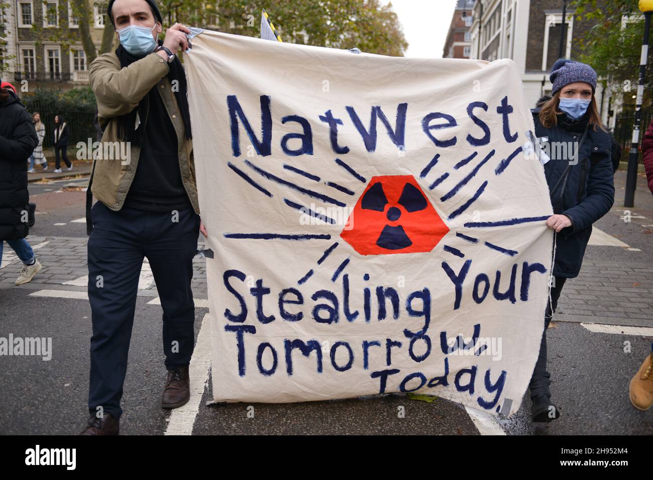 Anhänger von Universitätsarbeitern, die über Löhne und Renten streiken, haben sich am Tavistock Square zu einem marsch durch das Zentrum Londons versammelt. Stockfoto