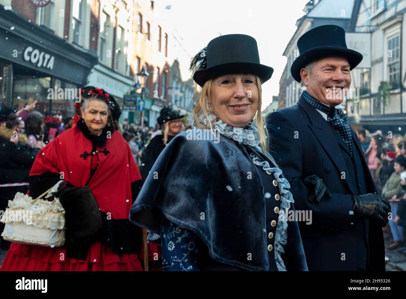 Rochester, Großbritannien. 4. Dezember 2021. Die Teilnehmer nehmen am jährlichen Dickensian Christmas Festival in Rochester Teil (letztes Jahr aufgrund von Covid-19-Bedenken abgesagt). Die Stadt Kent erhält eine viktorianische Umgestaltung, um das Leben des Schriftstellers Charles Dickens zu feiern (der einen Großteil seines Lebens in der Gegend verbrachte), mit viktorianischem Straßenunterhaltung, kostümierten Umzügen und einem Weihnachtsmarkt. Kredit: Stephen Chung / Alamy Live Nachrichten Stockfoto