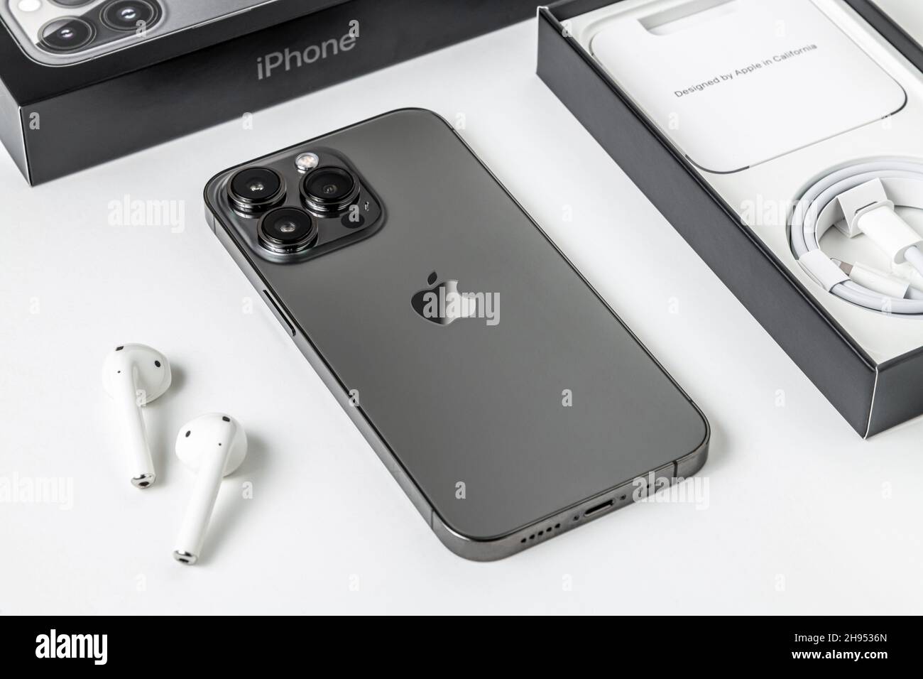 Antalya, Türkei - 30. November 2021: Rückansicht des neuen Smartphones iPhone 13 Pro und des Kopfhörern Apple AirPods 2. Stockfoto