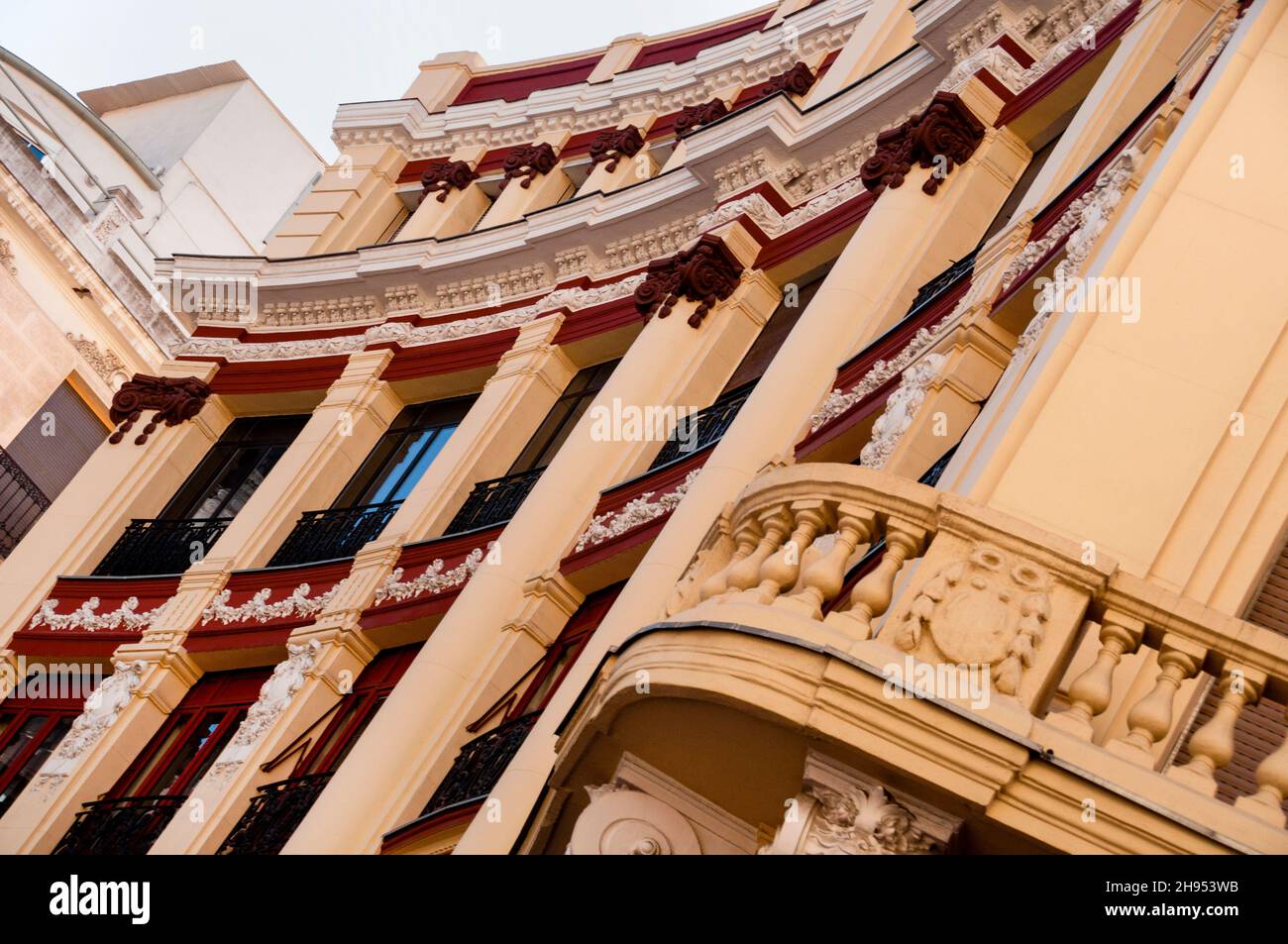 Fassade des Plaza de Canalejas im eklektischen Stil in Madrid, Spanien. Stockfoto