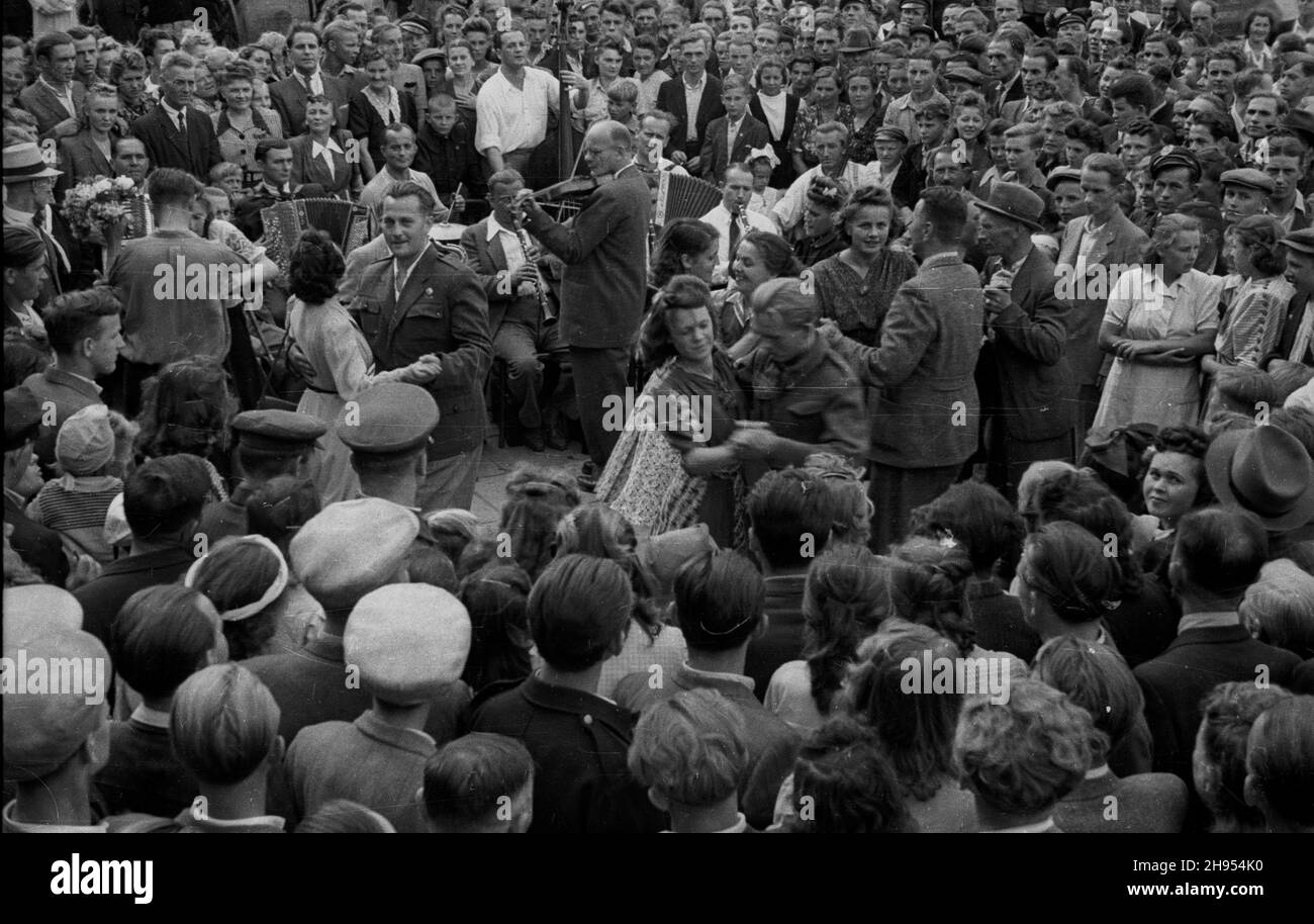 Warszawa, 1947-07-22. Zabawa ludowa z okazji Œwiêta Odrodzenia na ulicach miasta. NZ. tañcz¹ce pary w Alejach Jerozolimskich. wb/gr PAP Warschau, 22. Juli 1947. Festival anlässlich des Nationalfeiertags in den Straßen der Stadt. Im Bild: Paare tanzen in der Jerozolimskie Avenue. wb/gr PAP Stockfoto