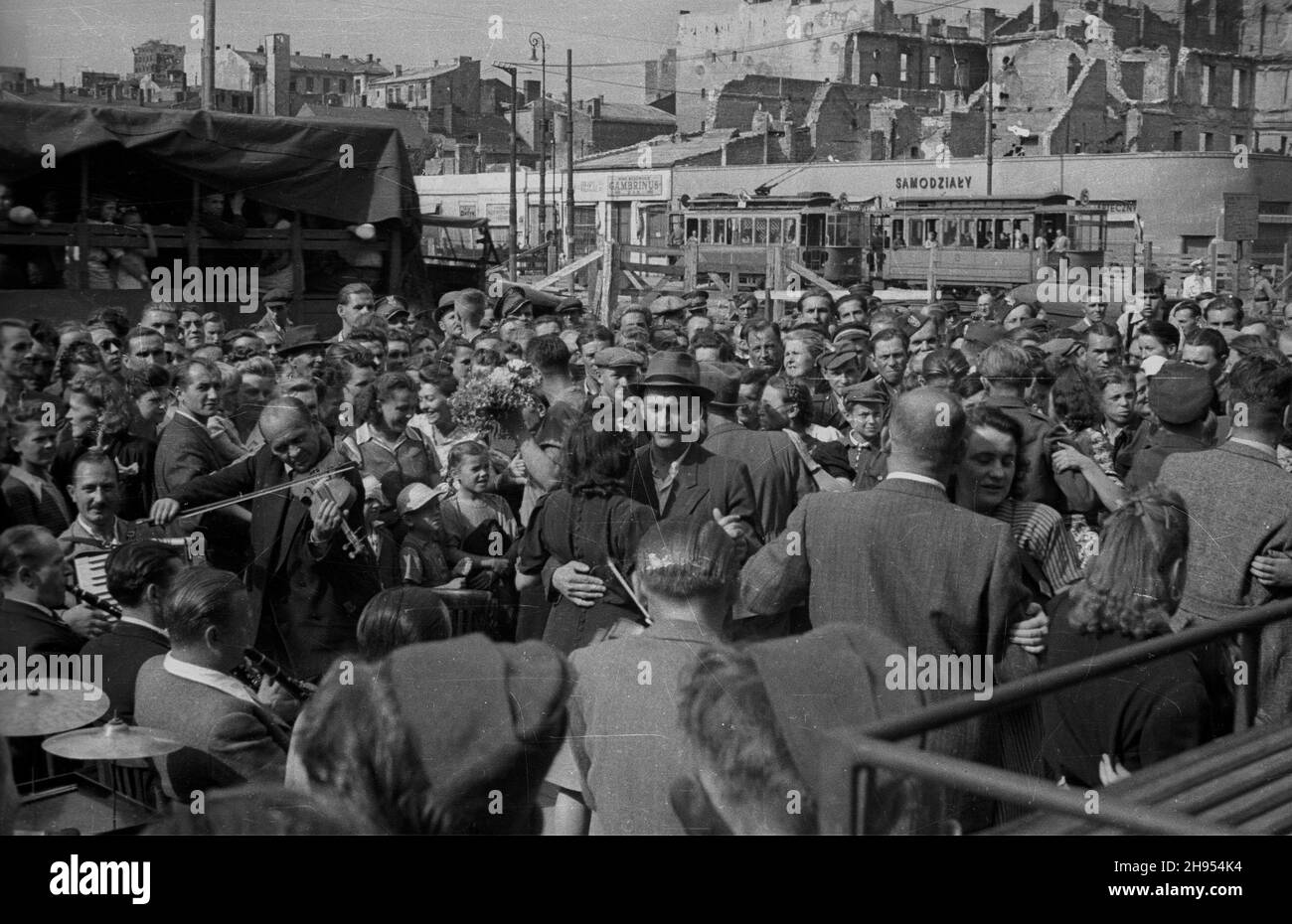 Warszawa, 1947-07-22. Zabawa ludowa z okazji Œwiêta Odrodzenia na ulicach miasta. NZ. tañcz¹ce pary w Alejach Jerozolimskich. W ie widoczna ulica Marsza³kowska. wb/gr PAP Warschau, 22. Juli 1947. Festival anlässlich des Nationalfeiertags in den Straßen der Stadt. Im Bild: Paare tanzen in der Jerozolimskie Avenue. Im Hintergrund Marszalkowska Straße. wb/gr PAP Stockfoto