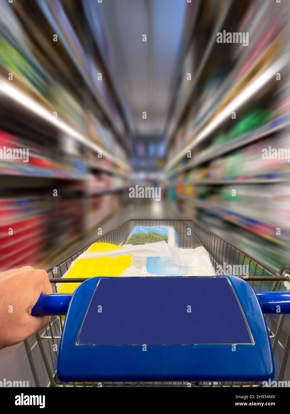 Supermarkt Trolley auf verschwommenem Hintergrund in einem Supermarkt als Konzept für schnelles Einkaufen Stockfoto