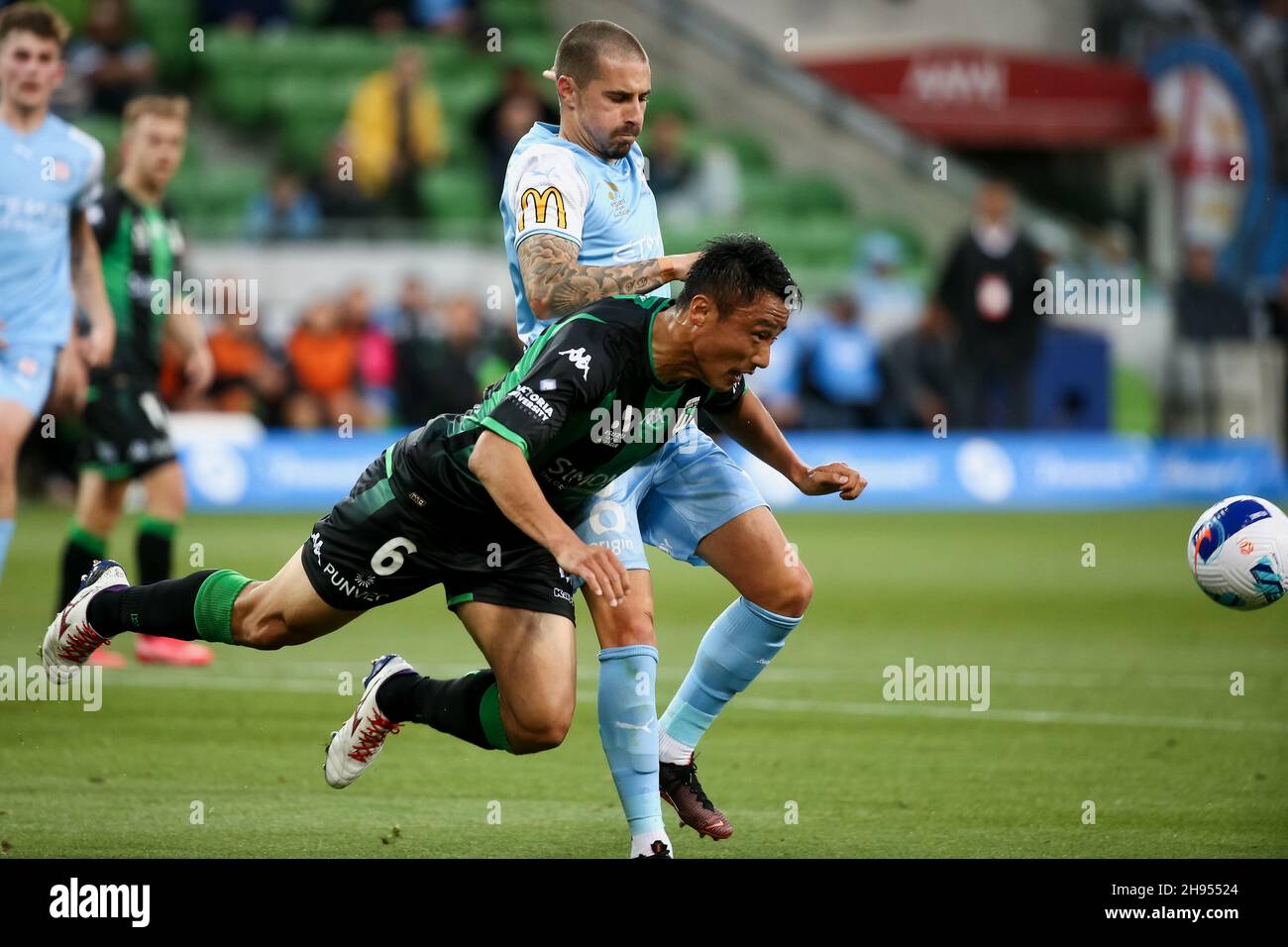 Melbourne, Australien, 4. Dezember 2021. Tomoki Imai von Western United fällt beim A-League-Fußballspiel der Runde 3 zwischen dem FC Melbourne City und Western United am 04. Dezember 2021 im AAMI Park in Melbourne, Australien. Kredit: Dave Hewison/Speed Media/Alamy Live Nachrichten Stockfoto