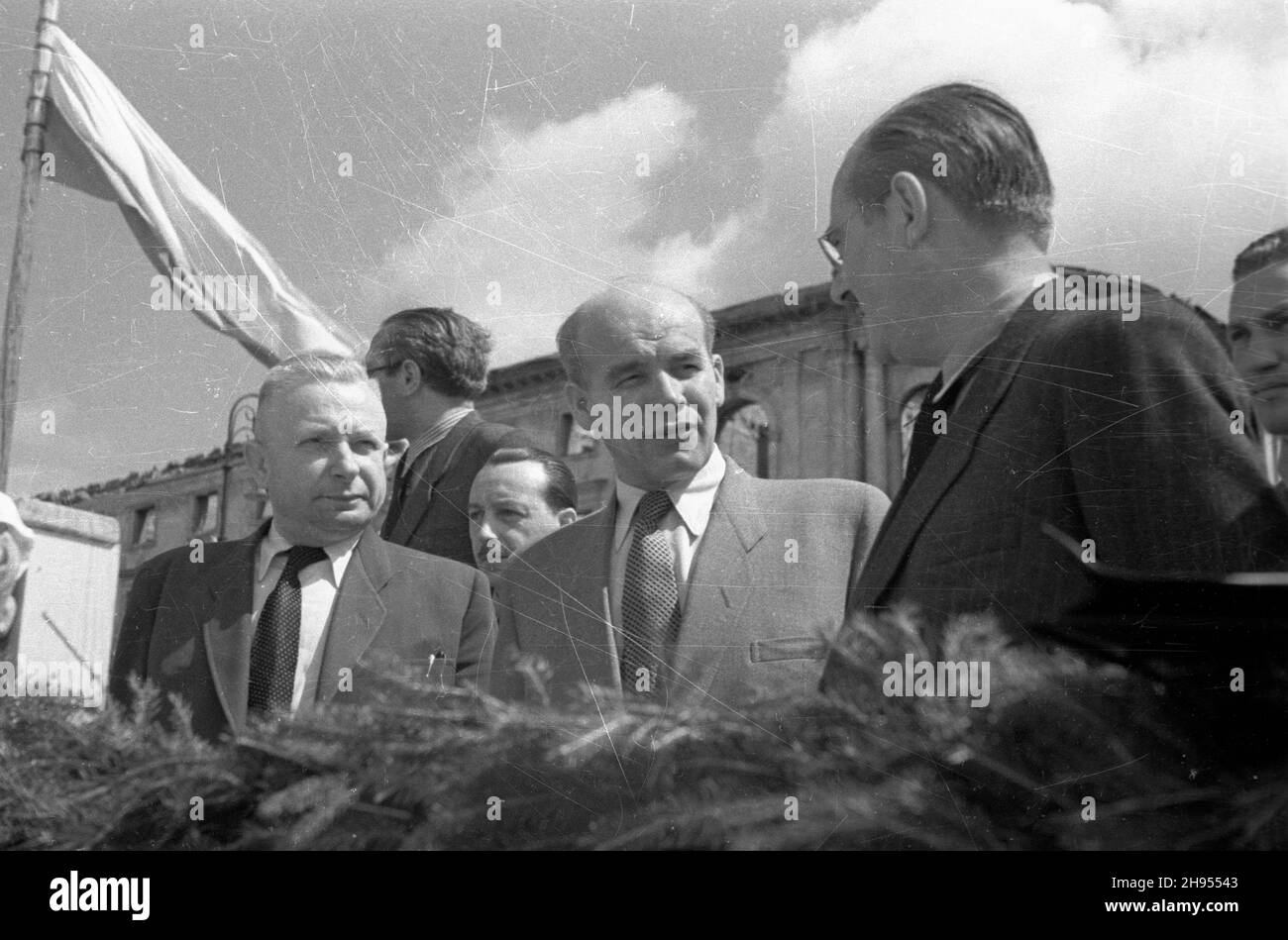 Warszawa, 1947-07-22. 22 lipca - Œwiêto Odrodzenia Polski. Na placu Zwyciêstwa odby³o siê uroczyste oddanie do U¿ytku pierwszych 30 traktorów z Ursusa. NZ. minister rolnictwa i Reform rolnych Jan D¹b-Kocio³ (1L), prezydent Polski Boles³aw Bierut (3L), wicepremier W³adys³aw Gomu³ka (4L) oraz Minister przemys³u i handlu Hilary Minc (5L). bk/pp PAP/Stanis³aw D¹browiecki Warschau, 22. Juli 1947. Das polnische Wiedergutmachungsjubiläum wurde auf dem Zwyciestwa-Platz gefeiert. Ursus Factory präsentiert seine erste Produktion von 30 gebrauchsfertigen Traktoren. Bild von links: Landwirtschaft und Reformen des ländlichen Raums Minis Stockfoto