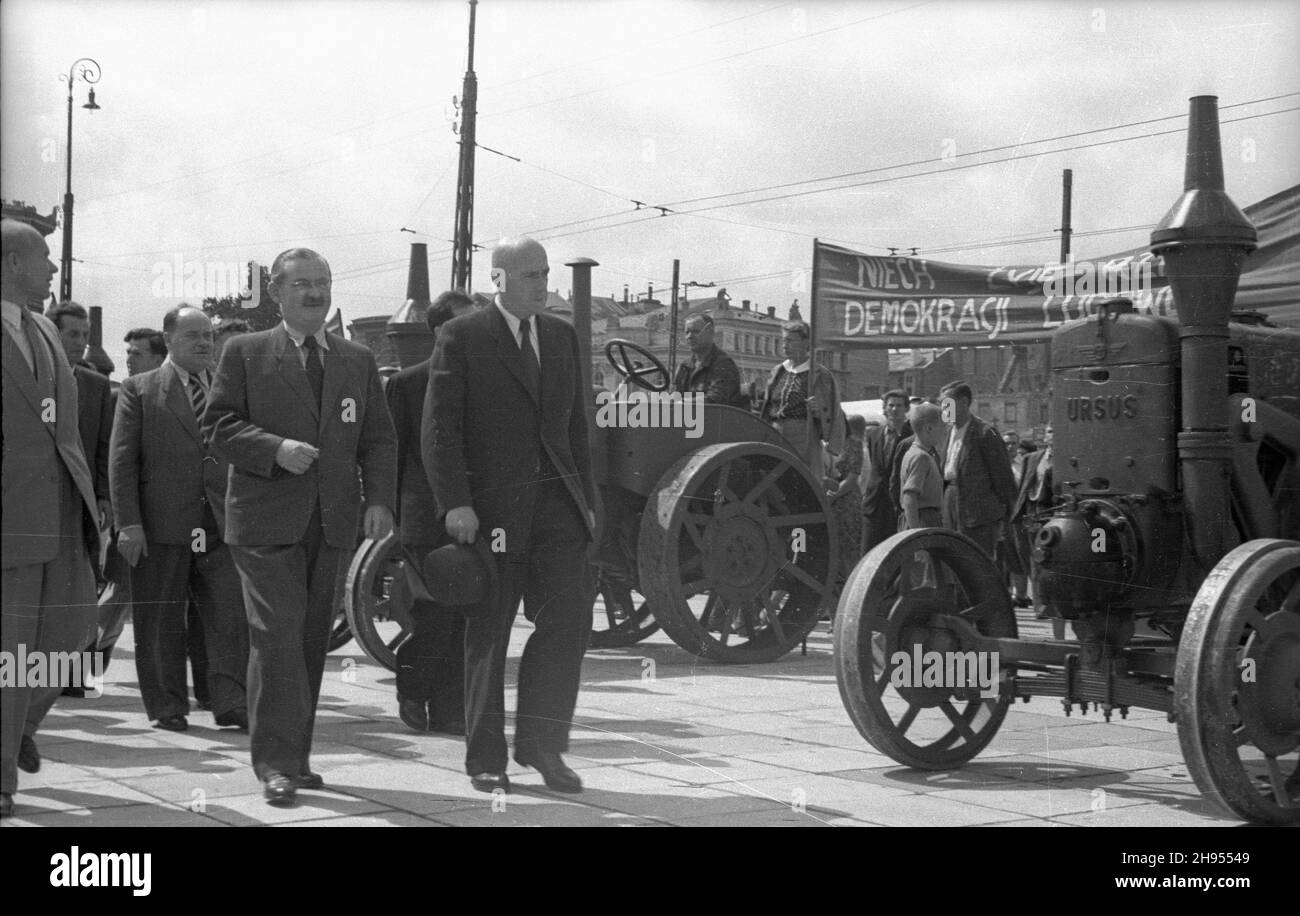 Warszawa, 1947-07-22. 22 lipca - Œwiêto Odrodzenia Polski. Na placu Zwyciêstwa odby³o siê uroczyste oddanie do U¿ytku pierwszych 30 traktorów z Ursusa. NZ. m.in.: wicepremier W³adys³aw Gomu³ka (1L), Minister przemys³u i handlu Hilary Minc (3L) oraz Premier Józef Cyrankiewicz (4L). bk/pp PAP Warschau, 22. Juli 1947. Das polnische Wiedergutmachungsjubiläum wurde auf dem Zwyciestwa-Platz gefeiert. Ursus Factory präsentiert seine erste Produktion von 30 gebrauchsfertigen Traktoren. Von links: Stellvertretender Premierminister Wladyslaw Gomulka (1st), Industrie- und Handelsministerin Hilary Minc (3rd) und Premierminister Stockfoto