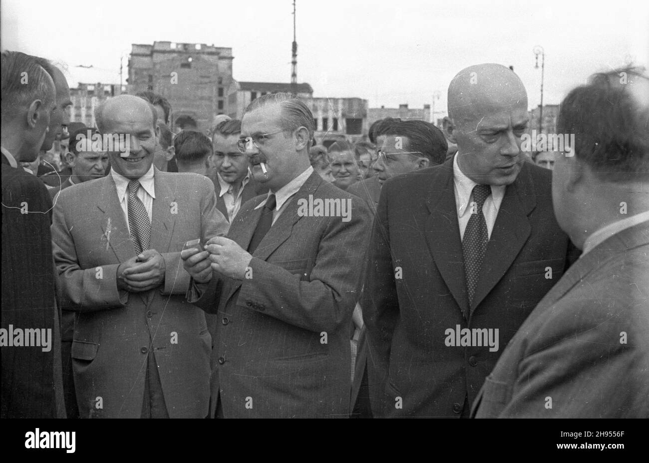 Warszawa, 1947-07-22. 22 lipca - Œwiêto Odrodzenia Polski. Na placu Zwyciêstwa odby³o siê uroczyste oddanie do U¿ytku pierwszych 30 traktorów z Ursusa. NZ. m.in.: wicepremier W³adys³aw Gomu³ka (2L), Minister przemys³u i handlu Hilary Minc (3L) i Premier Józef Cyrankiewicz (5L). bk/pp PAP Warschau, 22. Juli 1947. Das polnische Wiedergutmachungsjubiläum wurde auf dem Zwyciestwa-Platz gefeiert. Ursus Factory präsentiert seine erste Produktion von 30 gebrauchsfertigen Traktoren. Von links: Stellvertretender Premierminister Wladyslaw Gomulka (2nd), Industrie- und Handelsministerin Hilary Minc (3rd) und Premierminister Stockfoto