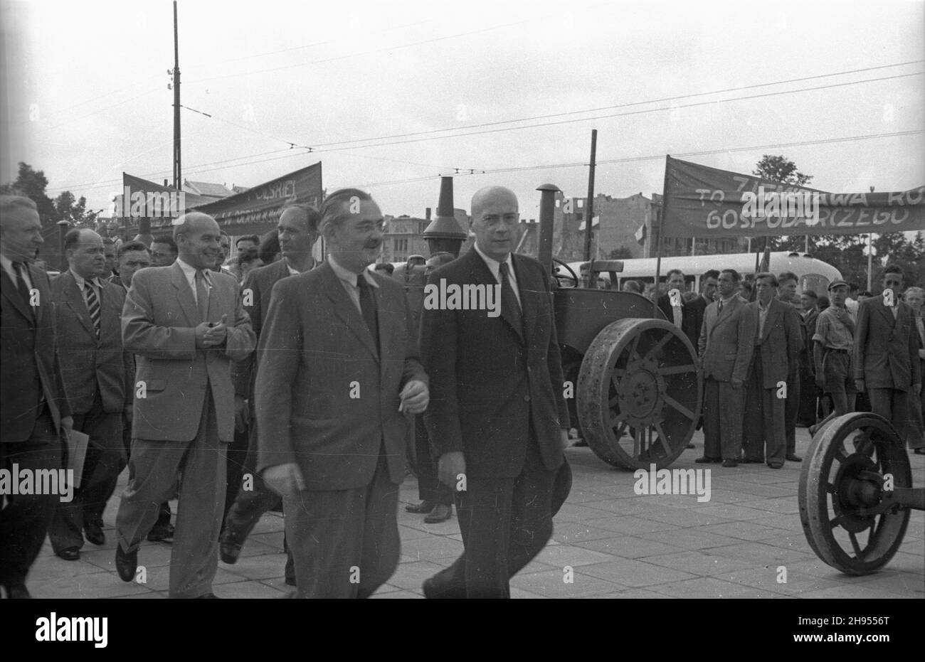 Warszawa, 1947-07-22. 22 lipca - Œwiêto Odrodzenia Polski. Na placu Zwyciêstwa odby³o siê uroczyste oddanie do U¿ytku pierwszych 30 traktorów z Ursusa. NZ. m.in.: Minister rolnictwa i Reform rolnych Jan D¹b-Kocio³ (1L), wicepremier W³adys³aw Gomu³ka (3L), Minister przemys³u i handlu Hilary Minc (5L) oraz Premier Józef Cyrankiewicz (6L). bk/pp PAP Warschau, 22. Juli 1947. Das polnische Wiedergutmachungsjubiläum wurde auf dem Zwyciestwa-Platz gefeiert. Ursus Factory präsentiert seine erste Produktion von 30 gebrauchsfertigen Traktoren. Bild von links: Minister für Landwirtschaft und ländliche Reformen Jan DAB-Kociol Stockfoto