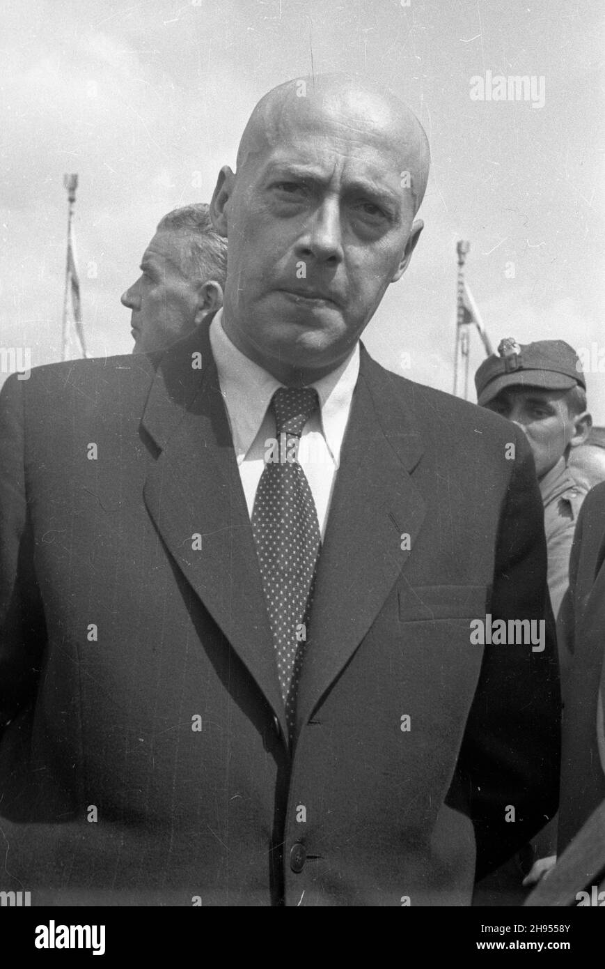 Warszawa, 1947-07-22. 22 lipca - Œwiêto Odrodzenia Polski. Na placu Zwyciêstwa odby³o siê uroczyste oddanie do U¿ytku pierwszych 30 traktorów z Ursusa. NZ. premier Józef Cyrankiewicz. bk/pp PAP Warschau, 22. Juli 1947. Das polnische Wiedergutmachungsjubiläum wurde auf dem Zwyciestwa-Platz gefeiert. Ursus Factory präsentiert seine erste Produktion von 30 gebrauchsfertigen Traktoren. Bild von links: Premierminister Jozef Cyrankiewicz. bk/pp PAP Stockfoto