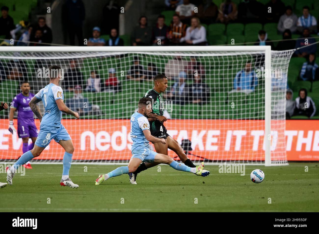 Melbourne, Australien, 4. Dezember 2021. Mathew Leckie vom Melbourne City FC und Léo Lacroix von Western United gehen beim A-League-Fußballspiel der Runde 3 zwischen dem Melbourne City FC und Western United am 04. Dezember 2021 im AAMI Park in Melbourne, Australien, an den Ball. Kredit: Dave Hewison/Speed Media/Alamy Live Nachrichten Stockfoto