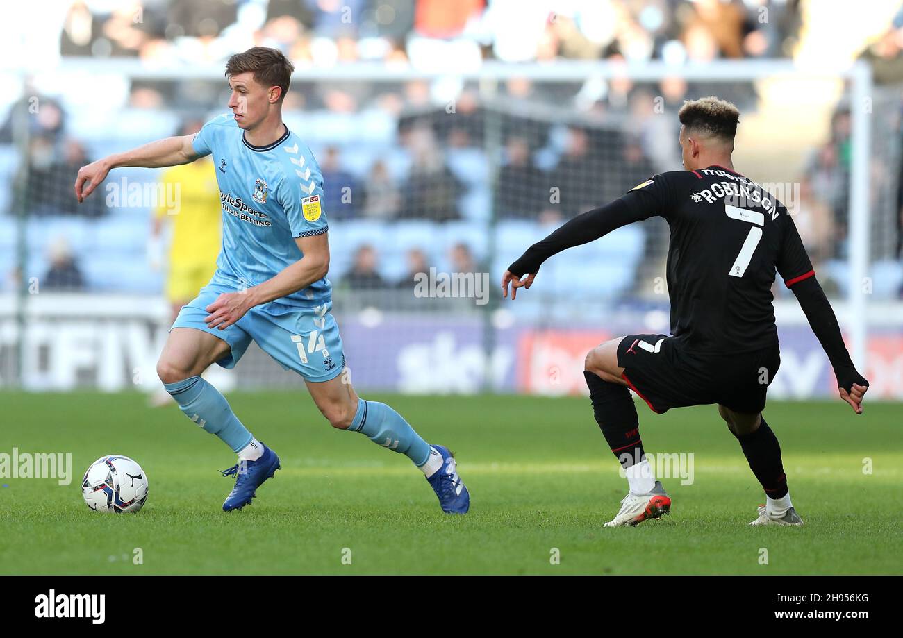 Ben Sheaf von Coventry City (links) und Callum Robinson von West Bromwich Albion kämpfen während des Sky Bet Championship-Spiels in der Coventry Building Society Arena, Coventry, um den Ball. Bilddatum: Samstag, 4. Dezember 2021. Stockfoto