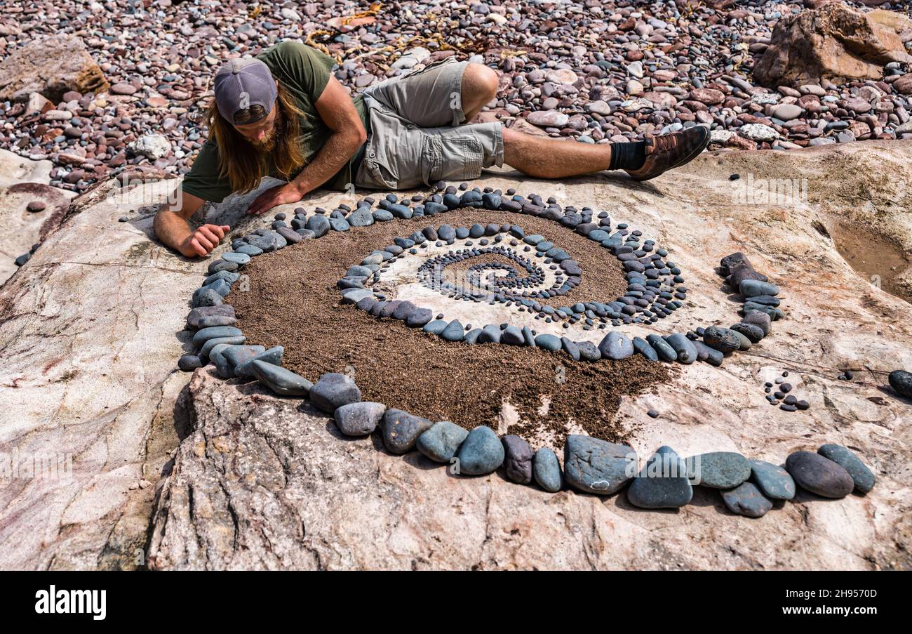 Der Landkünstler Jon Foreman kreiert eine Stein- und Sandkunstskulptur, European Stone Stacking Championship, Dunbar, East Lothian, Schottland, Großbritannien Stockfoto