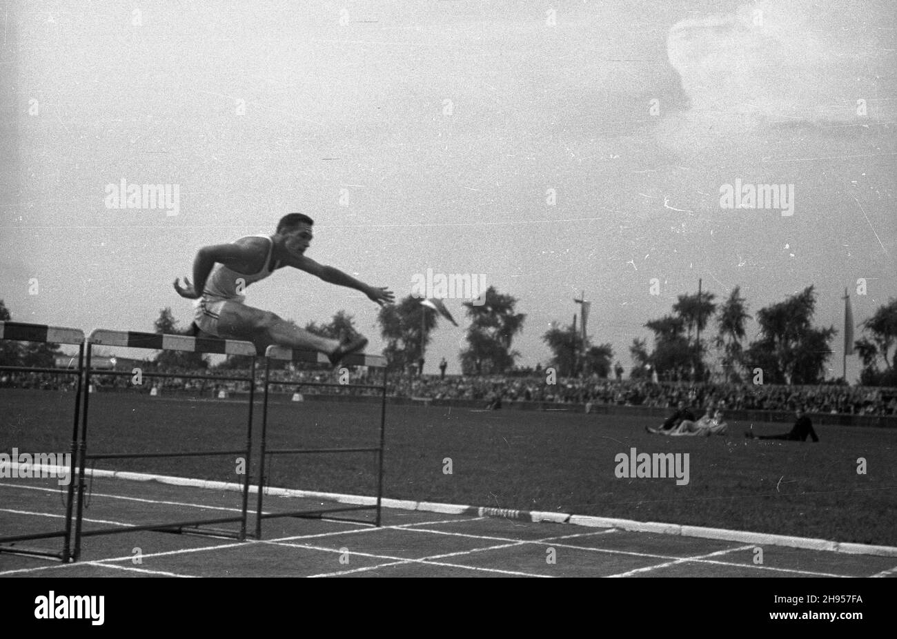 Katowice, 1947-07-27. Miêdzynarodowe zawody lekkoatletyczne na stadionie Pogoni. NZ. Reprezentant Stanów Zjednoczonych Floyd Simmons startuj¹cy w konkurencji biegu przez p³otki. wb/gr PAP Katowice, 27. Juli 1947. Ein internationales Leichtathletik-Treffen im Pogon-Stadion. Im Bild: Floyd Simmons aus den USA im Hürdensprint. wb/gr PAP Stockfoto