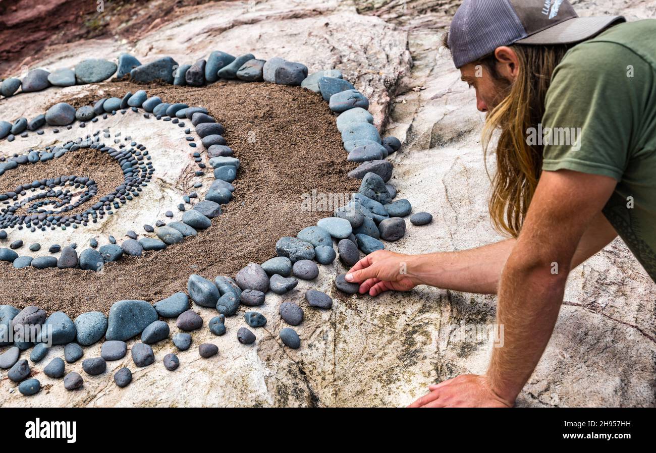 Der Landkünstler Jon Foreman kreiert eine Stein- und Sandkunstskulptur, European Stone Stacking Championship, Dunbar, East Lothian, Schottland, Großbritannien Stockfoto